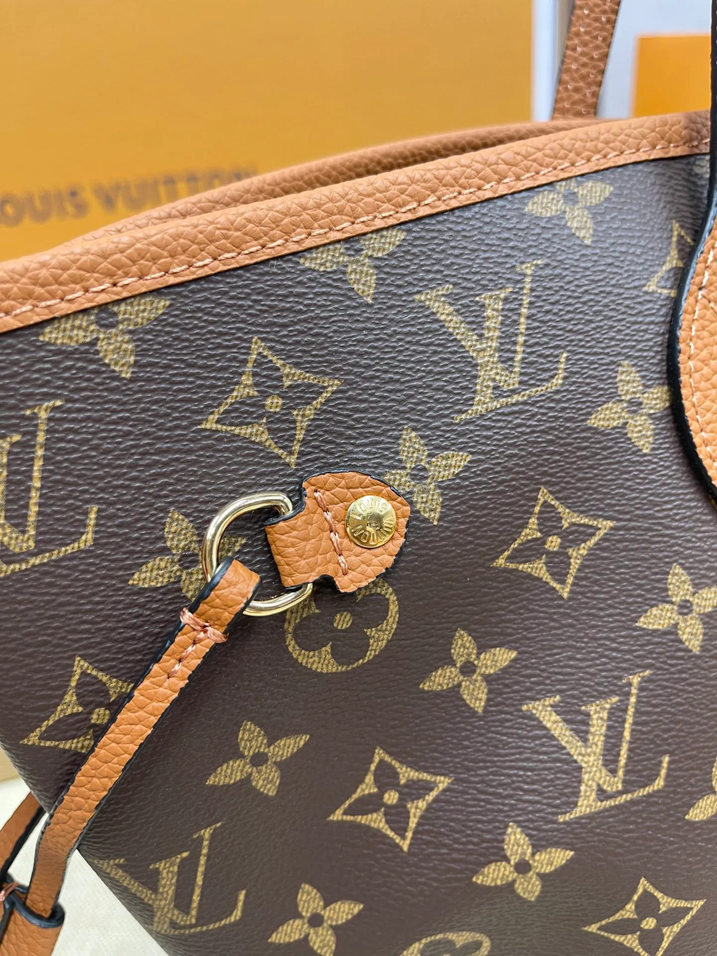 [Upgraded version] P560¥🌻New model synchronized at the counter, new double-sided shopping bag·upgraded version·high quality·with gift box🎁packaging. Model M12061. The Neverfull Bandoulière Inside Out BB bag is a reversible version of the classic design this season, with signature Monogram canvas and grained leather decorating the front and back. The removable zipper bag can be used alone or hung externally. The detachable shoulder strap makes it easy to wear cross-body, and the dazzling metal hardware adds a sophisticated detail. Size 31*28*14