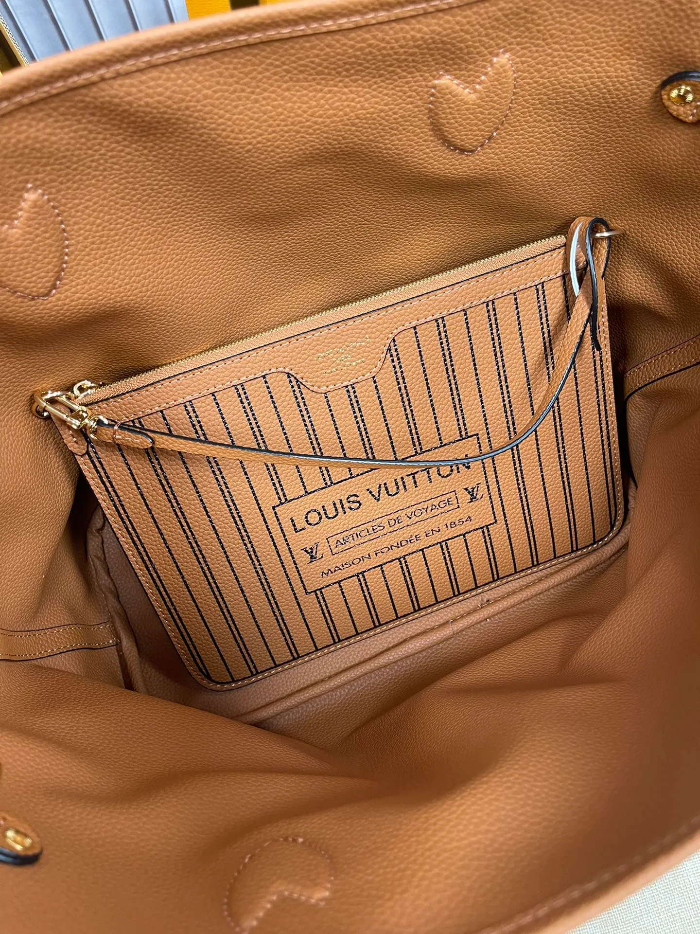 [Upgraded version] P560¥🌻New model synchronized at the counter, new double-sided shopping bag·upgraded version·high quality·with gift box🎁packaging. Model M12061. The Neverfull Bandoulière Inside Out BB bag is a reversible version of the classic design this season, with signature Monogram canvas and grained leather decorating the front and back. The removable zipper bag can be used alone or hung externally. The detachable shoulder strap makes it easy to wear cross-body, and the dazzling metal hardware adds a sophisticated detail. Size 31*28*14