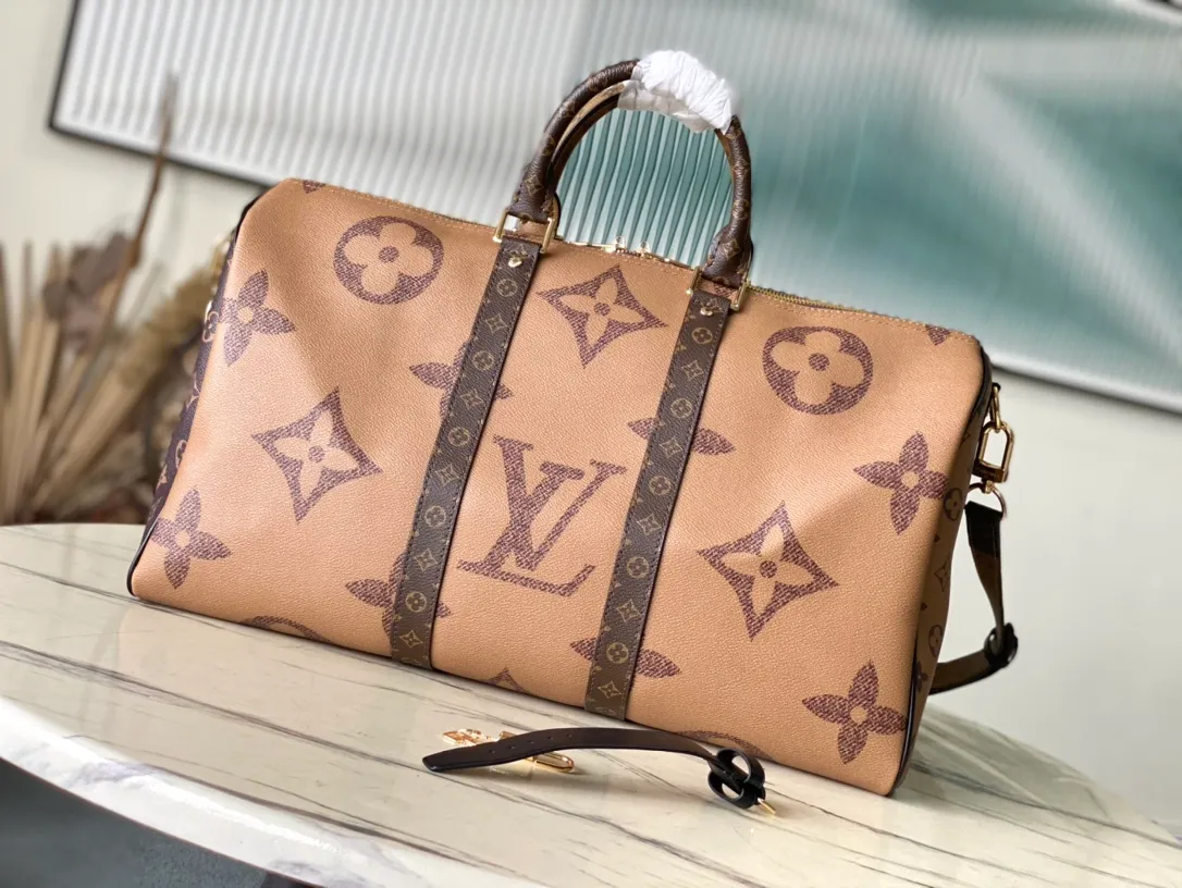 💰1340 Top original order M47211 This Keepall Bandouliere 45 travel bag is made of Monogram Giant coated canvas with Monogram Reverse trim, paying tribute to the brand's iconic pattern. Luxurious fabric lining with zippered interior pocket, removable and adjustable leather shoulder strap and top handle allow for a variety of carrying options. Dimensions: 45 × 27 × 20 cm