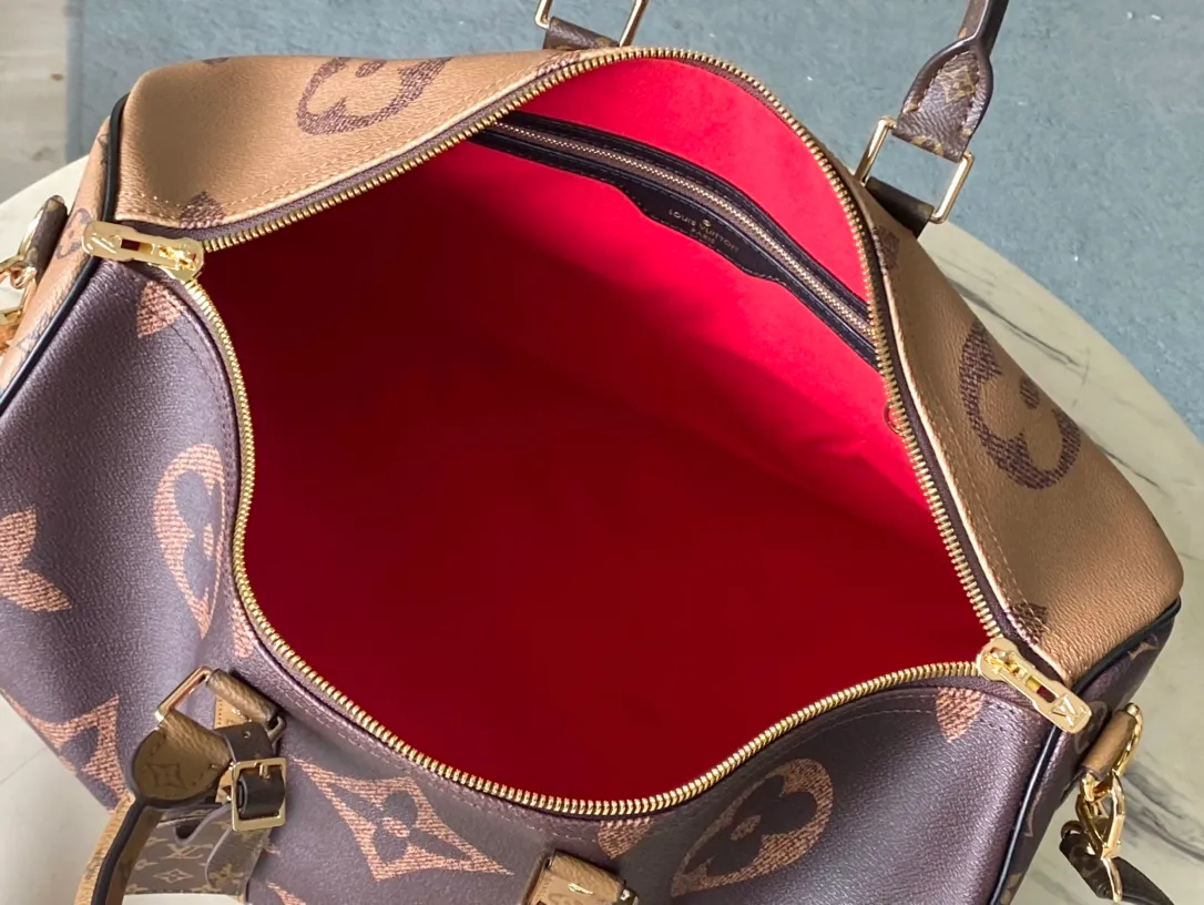 💰1340 Top original order M47211 This Keepall Bandouliere 45 travel bag is made of Monogram Giant coated canvas with Monogram Reverse trim, paying tribute to the brand's iconic pattern. Luxurious fabric lining with zippered interior pocket, removable and adjustable leather shoulder strap and top handle allow for a variety of carrying options. Dimensions: 45 × 27 × 20 cm