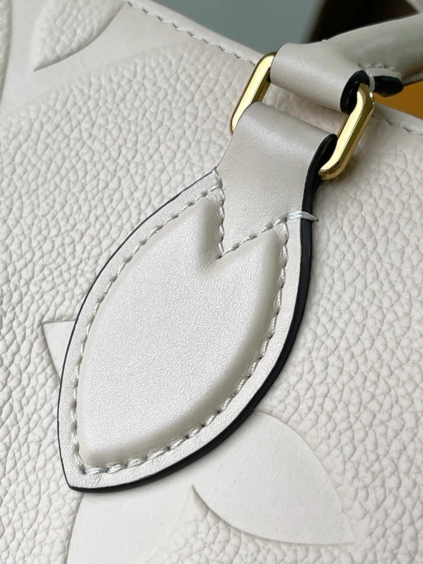 💰1120 (top layer leather) top original order M46531 supports counter inspection. The photo taken of duty-free goods is consistent with the product without unpacking. This product is an exclusive duty-free product in the market and is the highest-end product. Inspection is supported. This product has passed strict inspection and is flawless. Please wear gloves when touching the product. This product is not returnable or exchangeable. Please confirm the product first and then remove the label on the handle. This product is temporarily not open to the public, only regular customers, and is in short supply. Dimensions: 35 x 27 x 14 cm