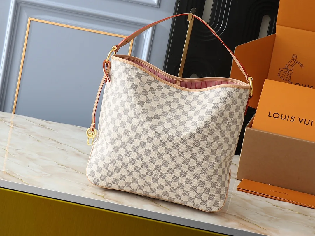 💰260💰Upgraded from the original M50156 Delightful second-hand version shopping bag! When you spend your workday in the city and your weekend at the beach, you don’t need to change your bag, because this fashionable, summery damier azur canvas calvi bag can be used for both work and beach vacations. This roomy tote features a large opening for easy access, convenient compartments and pockets to keep everything organized, and a vibrant garnet fabric lining adds a splash of color for a sunny summer mood. size: 41.0×33.0×15.0 cm.