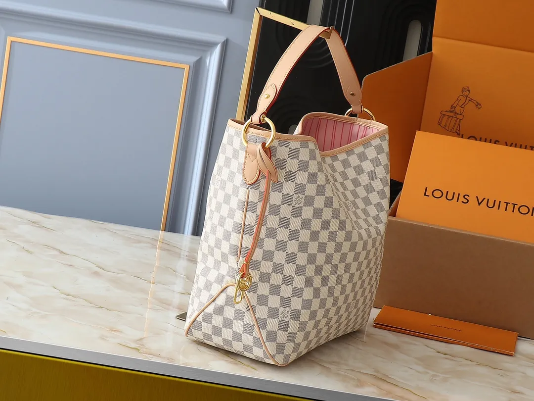 💰260💰Upgraded from the original M50156 Delightful second-hand version shopping bag! When you spend your workday in the city and your weekend at the beach, you don’t need to change your bag, because this fashionable, summery damier azur canvas calvi bag can be used for both work and beach vacations. This roomy tote features a large opening for easy access, convenient compartments and pockets to keep everything organized, and a vibrant garnet fabric lining adds a splash of color for a sunny summer mood. size: 41.0×33.0×15.0 cm.