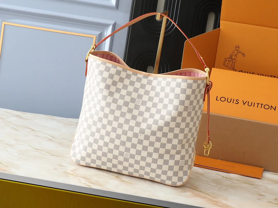 💰260💰Upgraded from the original M50156 Delightful second-hand version shopping bag! When you spend your workday in the city and your weekend at the beach, you don’t need to change your bag, because this fashionable, summery damier azur canvas calvi bag can be used for both work and beach vacations. This roomy tote features a large opening for easy access, convenient compartments and pockets to keep everything organized, and a vibrant garnet fabric lining adds a splash of color for a sunny summer mood. size: 41.0×33.0×15.0 cm.