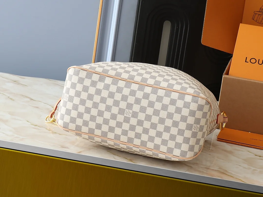 💰260💰Upgraded from the original M50156 Delightful second-hand version shopping bag! When you spend your workday in the city and your weekend at the beach, you don’t need to change your bag, because this fashionable, summery damier azur canvas calvi bag can be used for both work and beach vacations. This roomy tote features a large opening for easy access, convenient compartments and pockets to keep everything organized, and a vibrant garnet fabric lining adds a splash of color for a sunny summer mood. size: 41.0×33.0×15.0 cm.