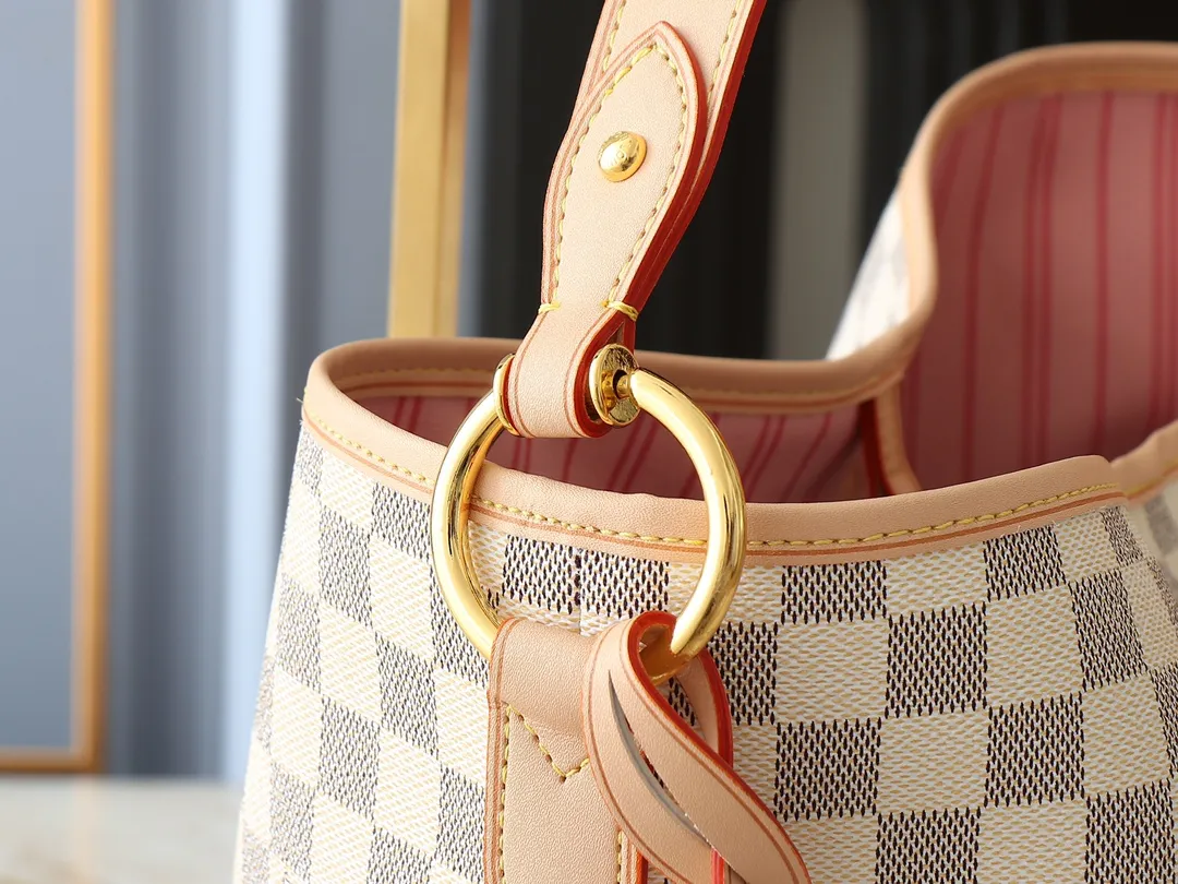💰260💰Upgraded from the original M50156 Delightful second-hand version shopping bag! When you spend your workday in the city and your weekend at the beach, you don’t need to change your bag, because this fashionable, summery damier azur canvas calvi bag can be used for both work and beach vacations. This roomy tote features a large opening for easy access, convenient compartments and pockets to keep everything organized, and a vibrant garnet fabric lining adds a splash of color for a sunny summer mood. size: 41.0×33.0×15.0 cm.