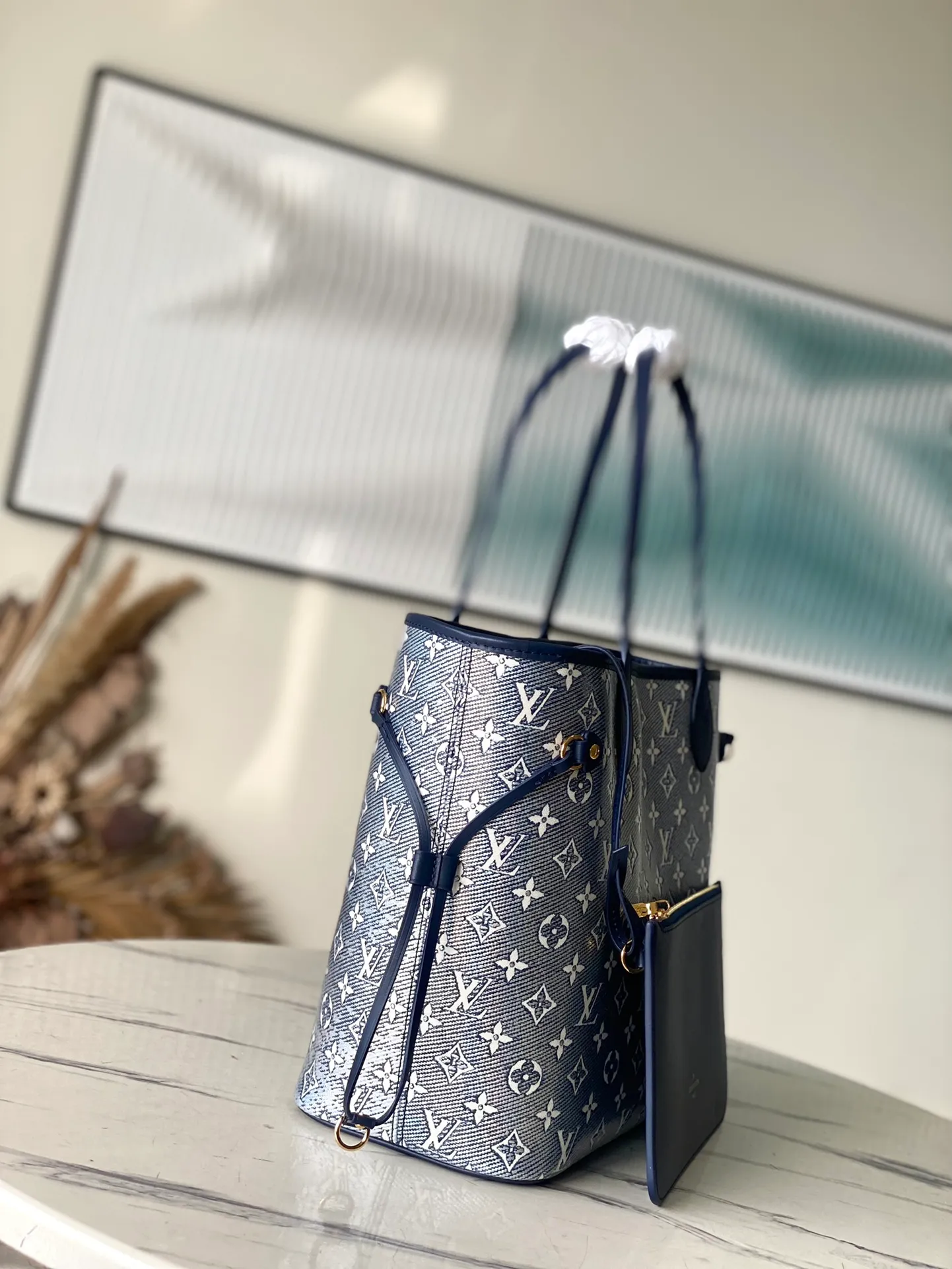 💰1140 Top Original M22921 This Neverfull medium handbag is made of Monoglam coated canvas to create an eye-catching holographic effect. The canvas is made from a jacquard base fabric woven with cotton and decorative threads, and has a reflective coating that changes colors under the light. The slim handle allows for comfortable shoulder and elbow carry. size：31x28x14cm