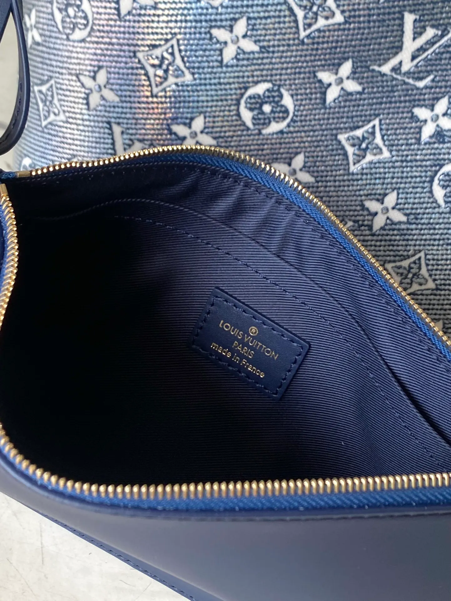💰1140 Top Original M22921 This Neverfull medium handbag is made of Monoglam coated canvas to create an eye-catching holographic effect. The canvas is made from a jacquard base fabric woven with cotton and decorative threads, and has a reflective coating that changes colors under the light. The slim handle allows for comfortable shoulder and elbow carry. size：31x28x14cm