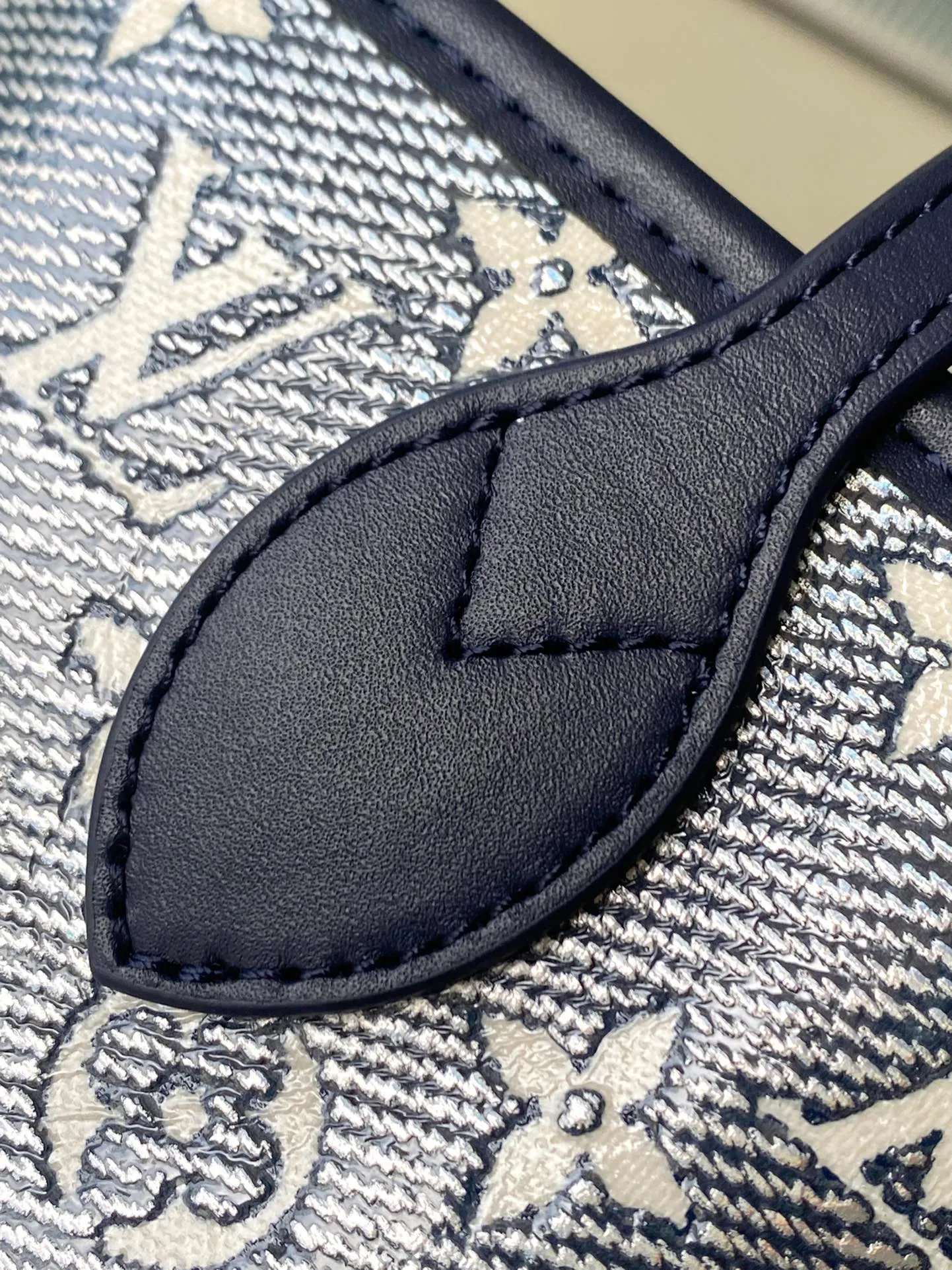 💰1140 Top Original M22921 This Neverfull medium handbag is made of Monoglam coated canvas to create an eye-catching holographic effect. The canvas is made from a jacquard base fabric woven with cotton and decorative threads, and has a reflective coating that changes colors under the light. The slim handle allows for comfortable shoulder and elbow carry. size：31x28x14cm