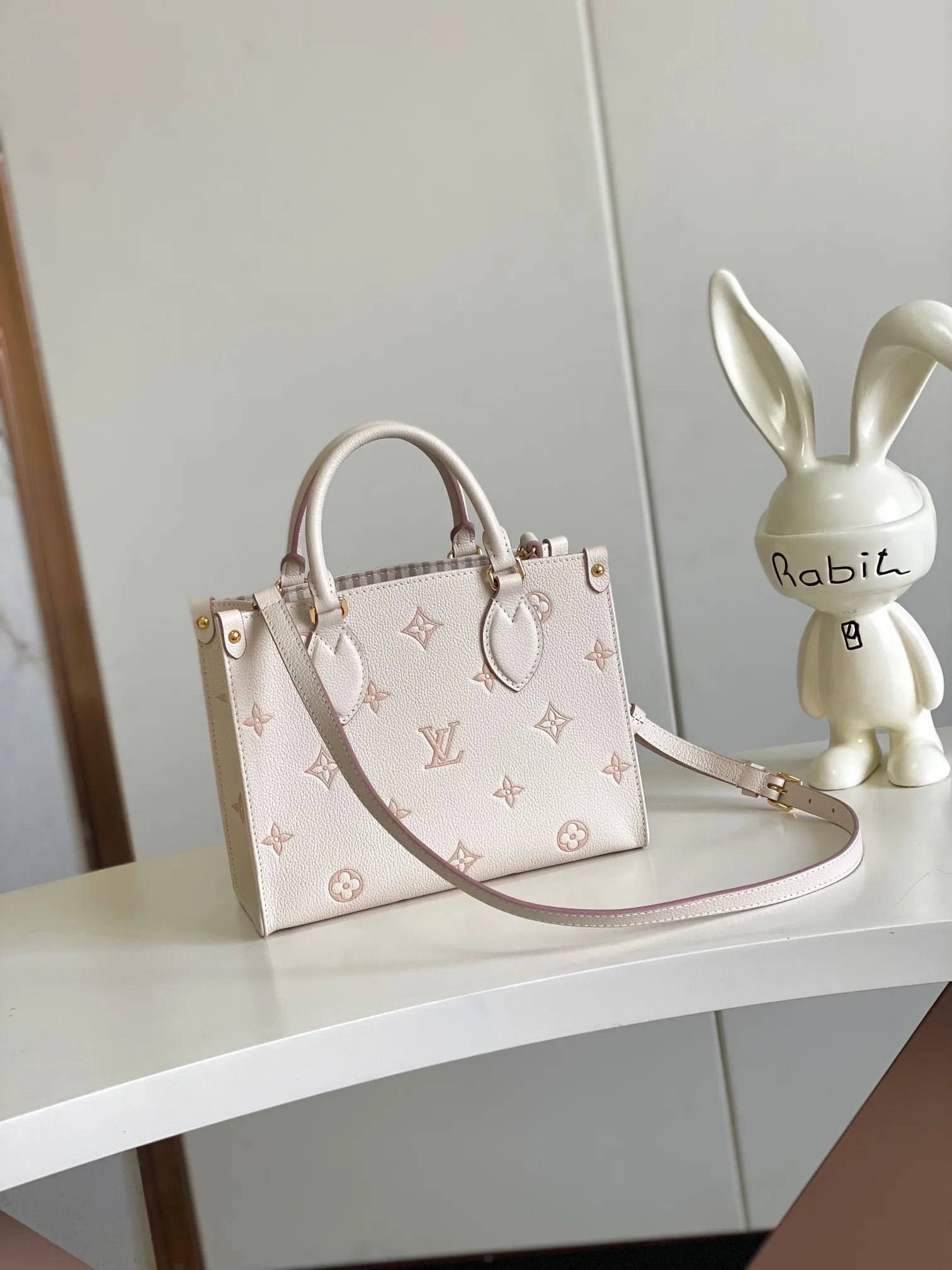💰1140 (top layer leather) top original single 163 chip [OnTheGo small handbag] M14403 milky apricot color (jacquard) renews the brand's classic Monogram Empreinte leather, using the same tone to outline the pattern. The detachable metal chain decoration highlights the details, the striped fabric lining gives off an elegant atmosphere, and the detachable shoulder strap allows for shoulder or cross-body wear ~ Size 19 x 11.5 x 25cm