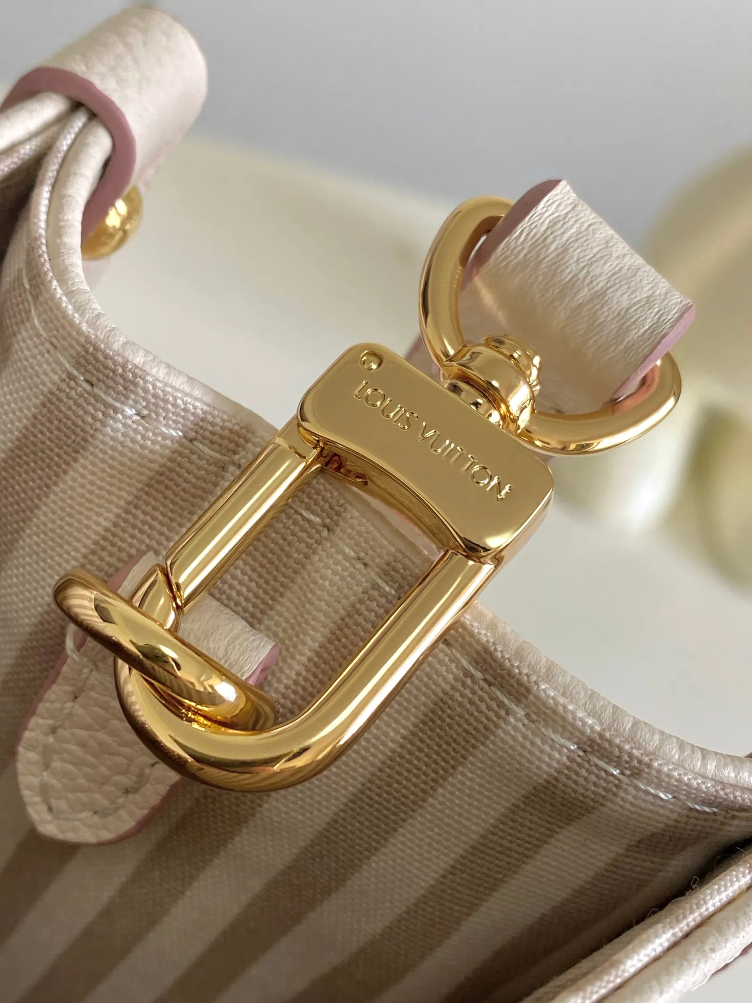 💰1140 (top layer leather) top original single 163 chip [OnTheGo small handbag] M14403 milky apricot color (jacquard) renews the brand's classic Monogram Empreinte leather, using the same tone to outline the pattern. The detachable metal chain decoration highlights the details, the striped fabric lining gives off an elegant atmosphere, and the detachable shoulder strap allows for shoulder or cross-body wear ~ Size 19 x 11.5 x 25cm