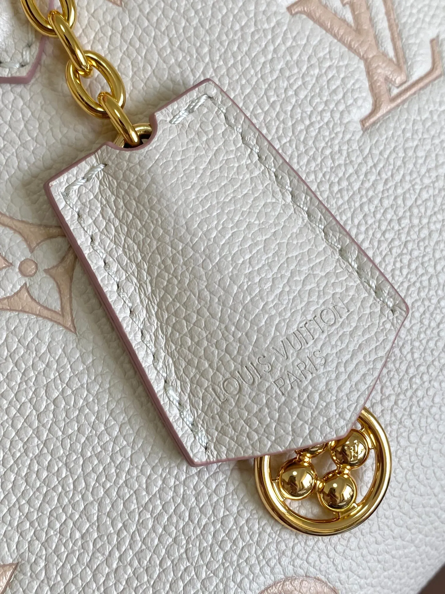 💰1140 (top layer leather) top original single 163 chip [OnTheGo small handbag] M14403 milky apricot color (jacquard) renews the brand's classic Monogram Empreinte leather, using the same tone to outline the pattern. The detachable metal chain decoration highlights the details, the striped fabric lining gives off an elegant atmosphere, and the detachable shoulder strap allows for shoulder or cross-body wear ~ Size 19 x 11.5 x 25cm