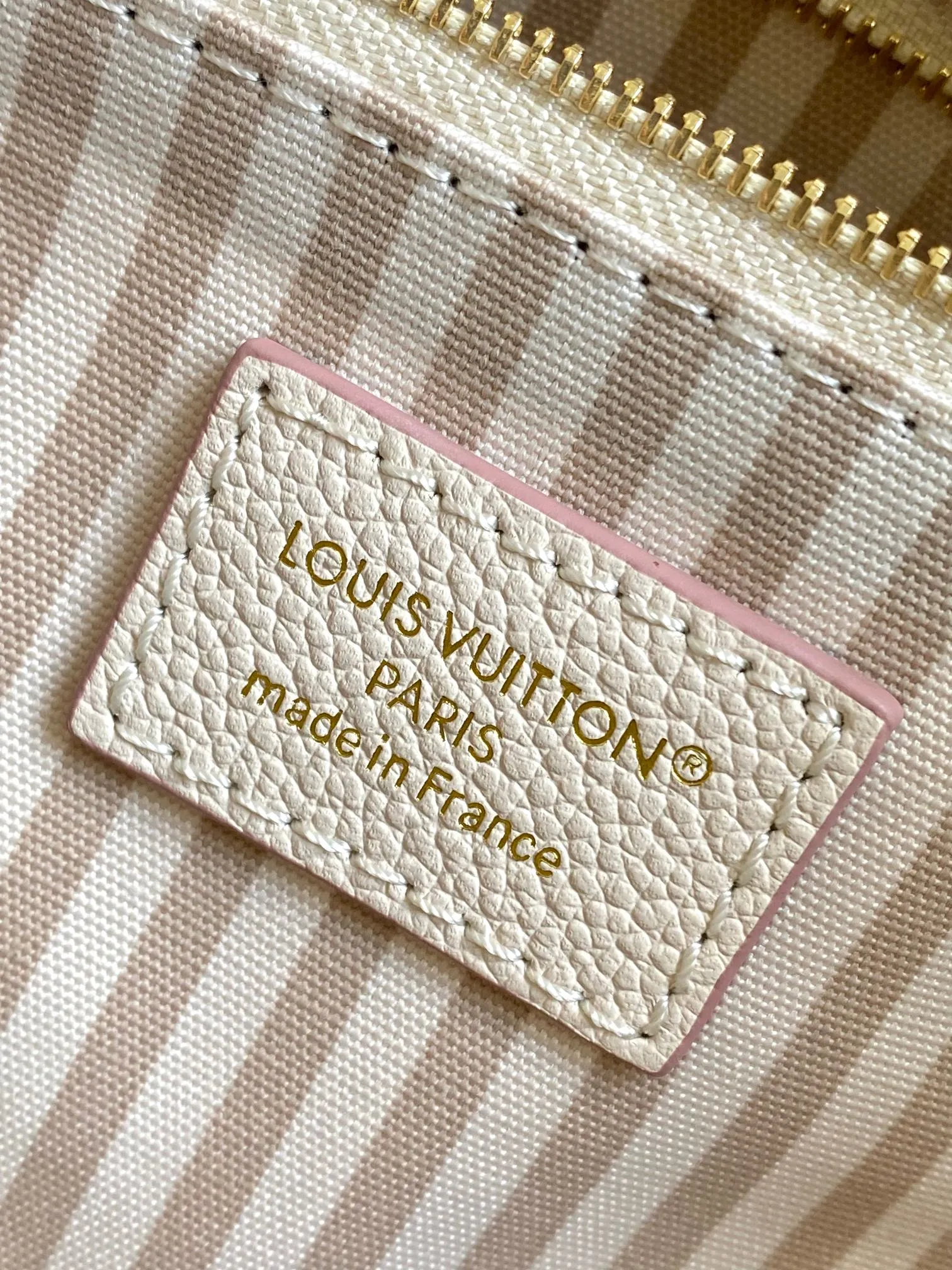 💰1140 (top layer leather) top original single 163 chip [OnTheGo small handbag] M14403 milky apricot color (jacquard) renews the brand's classic Monogram Empreinte leather, using the same tone to outline the pattern. The detachable metal chain decoration highlights the details, the striped fabric lining gives off an elegant atmosphere, and the detachable shoulder strap allows for shoulder or cross-body wear ~ Size 19 x 11.5 x 25cm
