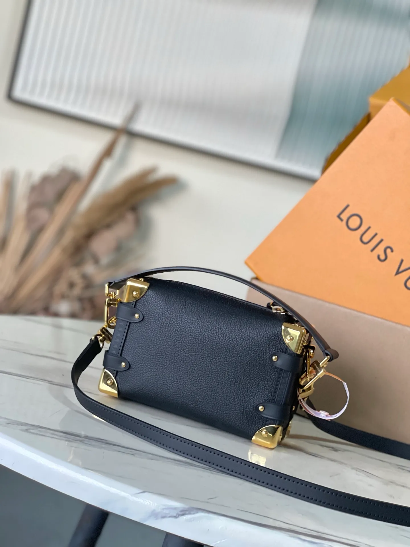 💰1200 (top-grain leather) Top original order M23817 This Side Trunk small handbag uses fine leather to set off the metallic luster of the S-lock buckle and hard-case style details, paying tribute to Louis Vuitton's trunk-making heritage. The exquisite design collects everything you need in an orderly manner, making it a perfect choice for day and night occasions. Dimensions: 19 × 12.5 × 7.5 cm