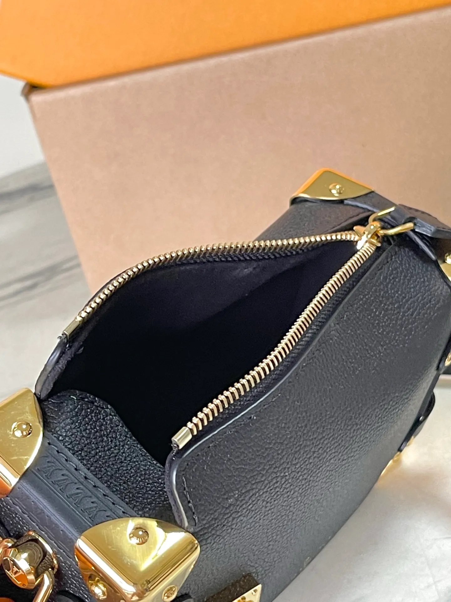 💰1200 (top-grain leather) Top original order M23817 This Side Trunk small handbag uses fine leather to set off the metallic luster of the S-lock buckle and hard-case style details, paying tribute to Louis Vuitton's trunk-making heritage. The exquisite design collects everything you need in an orderly manner, making it a perfect choice for day and night occasions. Dimensions: 19 × 12.5 × 7.5 cm