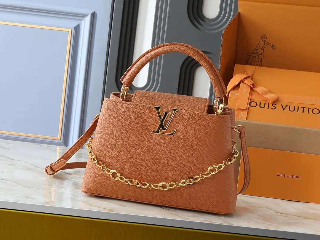 💰460💰Guangzhou goods Upgraded from the original M14381 M14970 M14393 M14972 M14971 This medium Capucines handbag comes from the Harmony series and explores the inspiration of the Monogram flower with a decorative chain. Taurillon cow leather creates an elegant structure, colorful resin outlines the LV letters, and the flip cover provides two styles: external or internal. The neat interior is equipped with multiple pockets, and the detachable and adjustable shoulder strap makes it easy to wear cross-body. Dimensions: 31.5 x 20.0 x 11.0 cm (length x height x width)