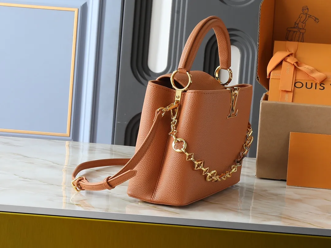 💰460💰Guangzhou goods Upgraded from the original M14381 M14970 M14393 M14972 M14971 This medium Capucines handbag comes from the Harmony series and explores the inspiration of the Monogram flower with a decorative chain. Taurillon cow leather creates an elegant structure, colorful resin outlines the LV letters, and the flip cover provides two styles: external or internal. The neat interior is equipped with multiple pockets, and the detachable and adjustable shoulder strap makes it easy to wear cross-body. Dimensions: 31.5 x 20.0 x 11.0 cm (length x height x width)
