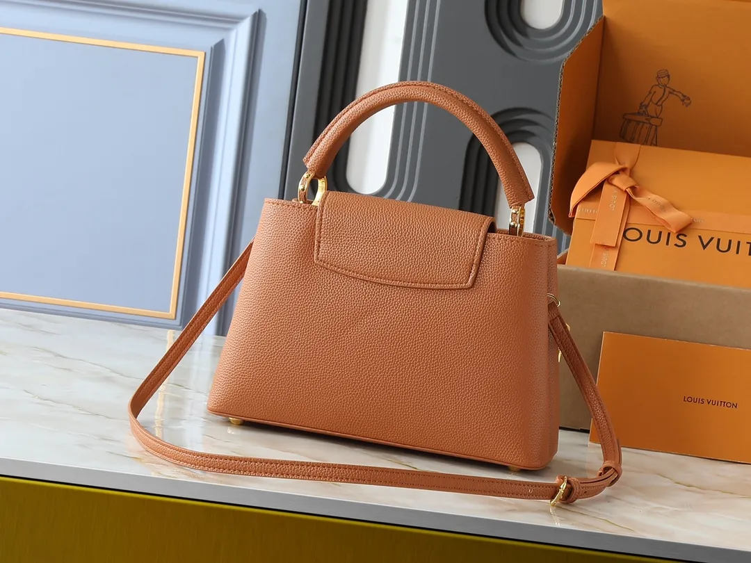 💰460💰Guangzhou goods Upgraded from the original M14381 M14970 M14393 M14972 M14971 This medium Capucines handbag comes from the Harmony series and explores the inspiration of the Monogram flower with a decorative chain. Taurillon cow leather creates an elegant structure, colorful resin outlines the LV letters, and the flip cover provides two styles: external or internal. The neat interior is equipped with multiple pockets, and the detachable and adjustable shoulder strap makes it easy to wear cross-body. Dimensions: 31.5 x 20.0 x 11.0 cm (length x height x width)