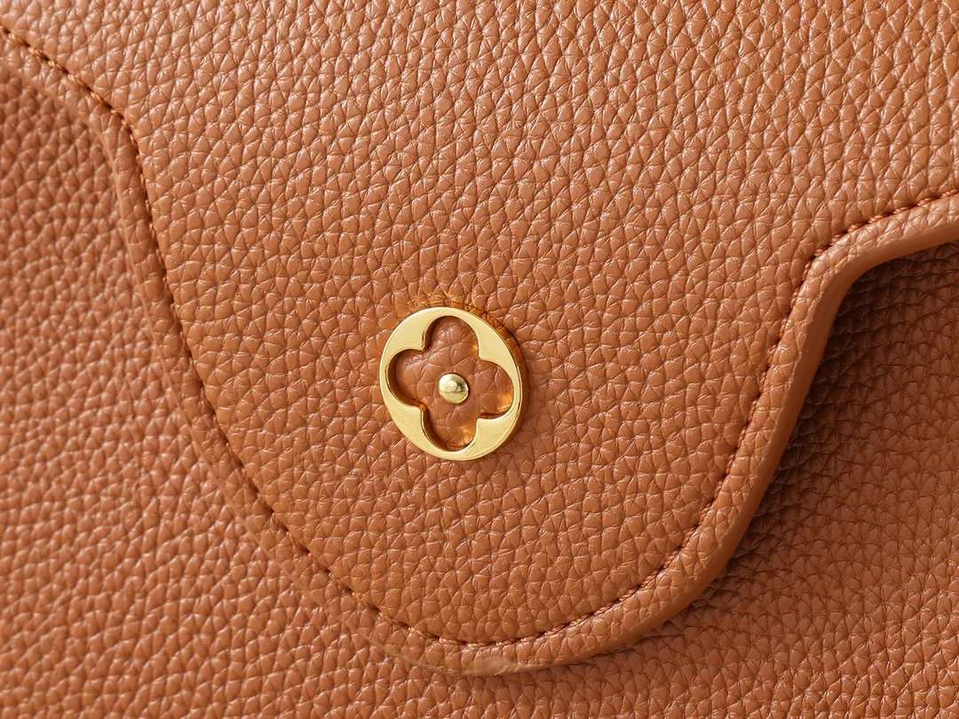💰460💰Guangzhou goods Upgraded from the original M14381 M14970 M14393 M14972 M14971 This medium Capucines handbag comes from the Harmony series and explores the inspiration of the Monogram flower with a decorative chain. Taurillon cow leather creates an elegant structure, colorful resin outlines the LV letters, and the flip cover provides two styles: external or internal. The neat interior is equipped with multiple pockets, and the detachable and adjustable shoulder strap makes it easy to wear cross-body. Dimensions: 31.5 x 20.0 x 11.0 cm (length x height x width)