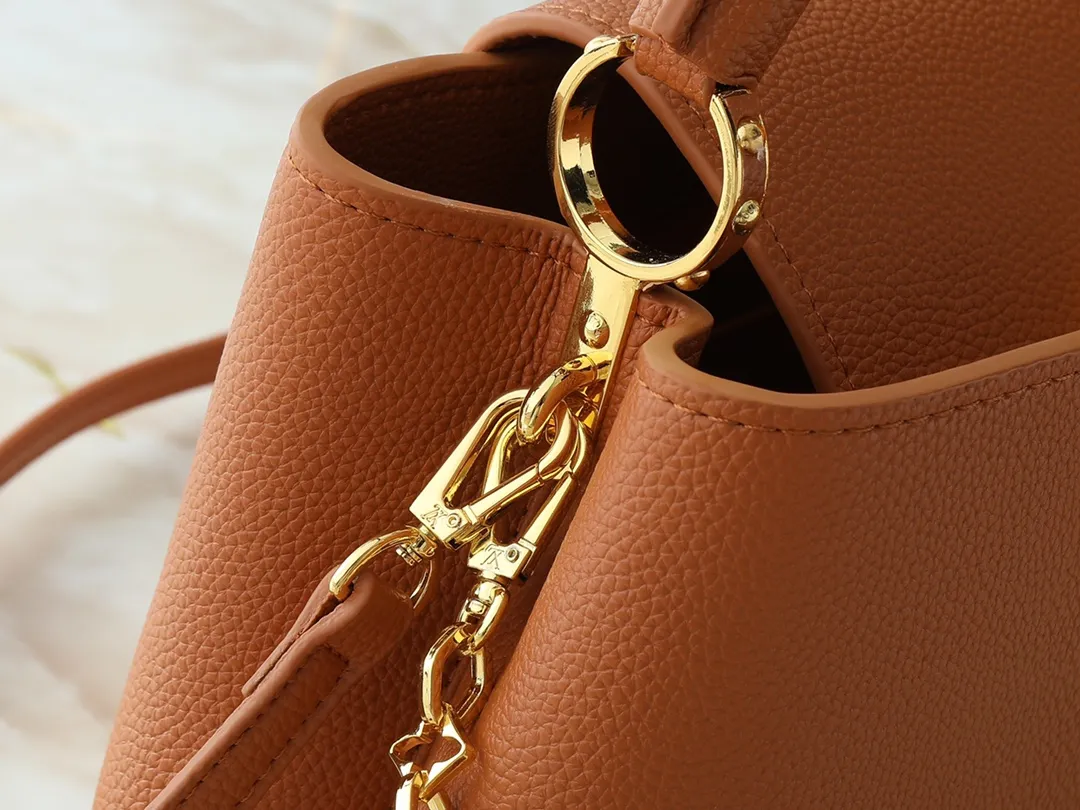 💰460💰Guangzhou goods Upgraded from the original M14381 M14970 M14393 M14972 M14971 This medium Capucines handbag comes from the Harmony series and explores the inspiration of the Monogram flower with a decorative chain. Taurillon cow leather creates an elegant structure, colorful resin outlines the LV letters, and the flip cover provides two styles: external or internal. The neat interior is equipped with multiple pockets, and the detachable and adjustable shoulder strap makes it easy to wear cross-body. Dimensions: 31.5 x 20.0 x 11.0 cm (length x height x width)