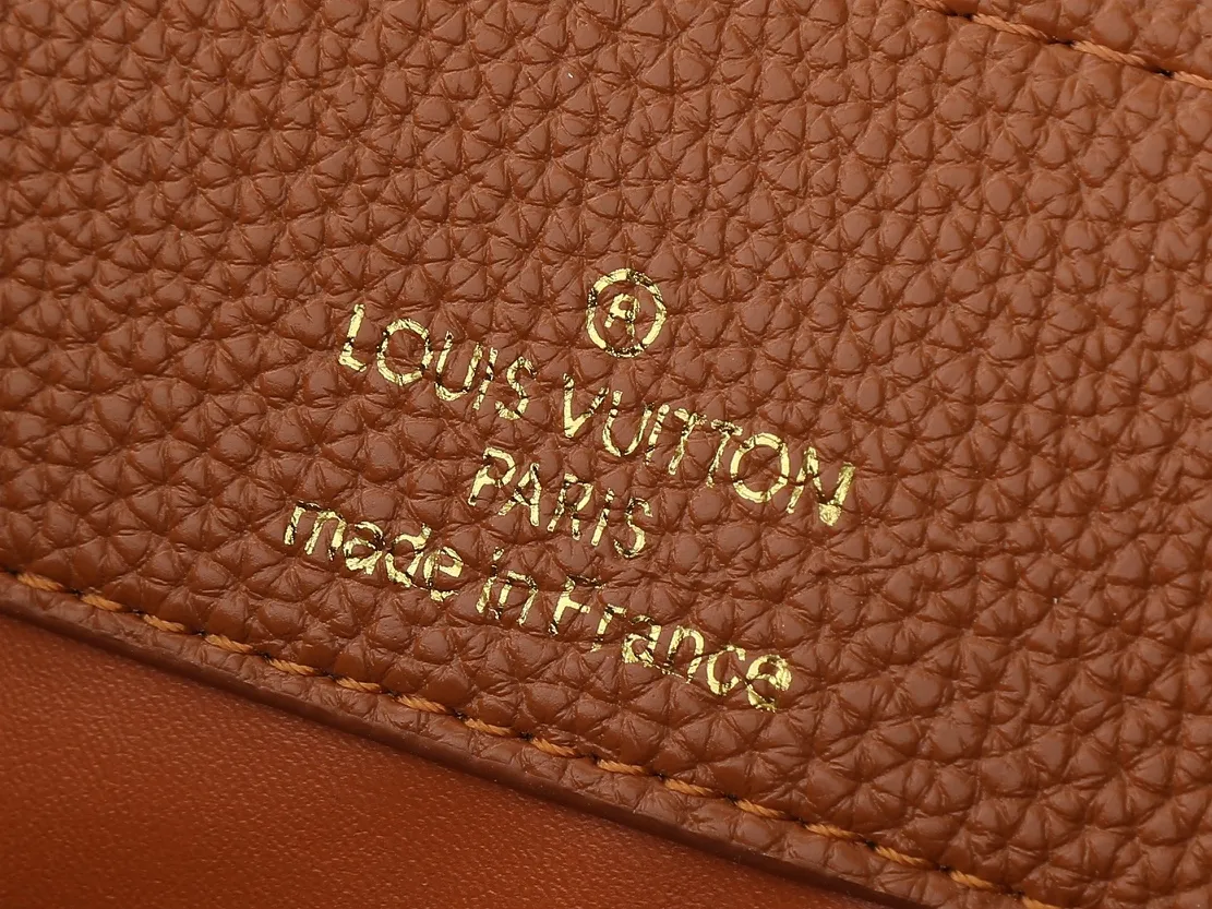 💰460💰Guangzhou goods Upgraded from the original M14381 M14970 M14393 M14972 M14971 This medium Capucines handbag comes from the Harmony series and explores the inspiration of the Monogram flower with a decorative chain. Taurillon cow leather creates an elegant structure, colorful resin outlines the LV letters, and the flip cover provides two styles: external or internal. The neat interior is equipped with multiple pockets, and the detachable and adjustable shoulder strap makes it easy to wear cross-body. Dimensions: 31.5 x 20.0 x 11.0 cm (length x height x width)