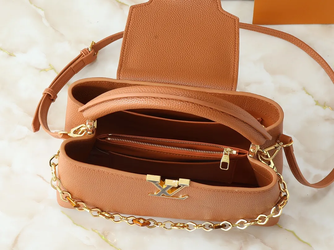 💰460💰Guangzhou goods Upgraded from the original M14381 M14970 M14393 M14972 M14971 This medium Capucines handbag comes from the Harmony series and explores the inspiration of the Monogram flower with a decorative chain. Taurillon cow leather creates an elegant structure, colorful resin outlines the LV letters, and the flip cover provides two styles: external or internal. The neat interior is equipped with multiple pockets, and the detachable and adjustable shoulder strap makes it easy to wear cross-body. Dimensions: 31.5 x 20.0 x 11.0 cm (length x height x width)