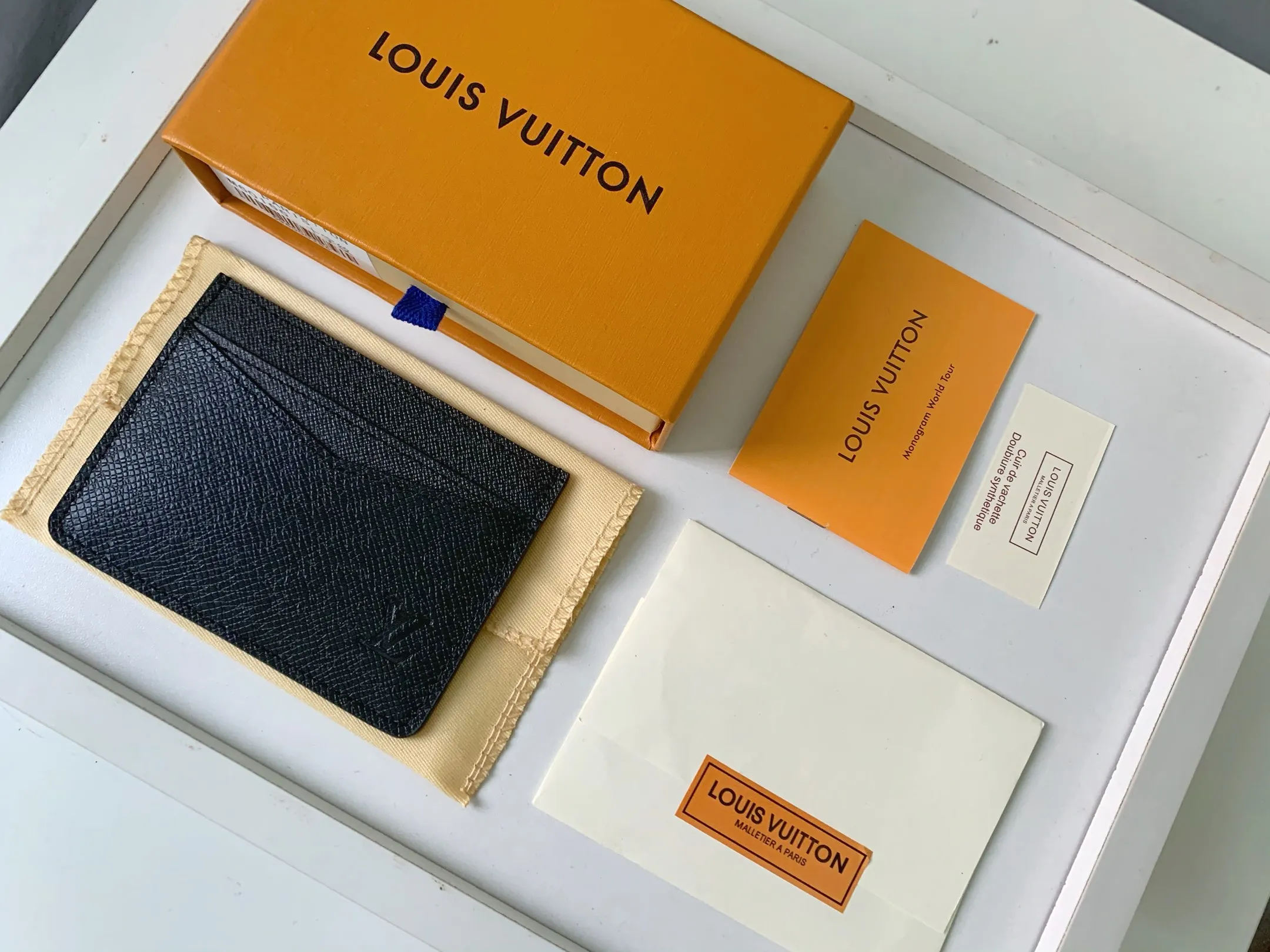 💰80 💎Card Holder Neo Card Holder made of Monogram Macassar canvas is the first choice for carrying important cards. Black leather trim makes the classic Louis Vuitton pattern even more eye-catching. Model: M60166. Size: 7.5*12