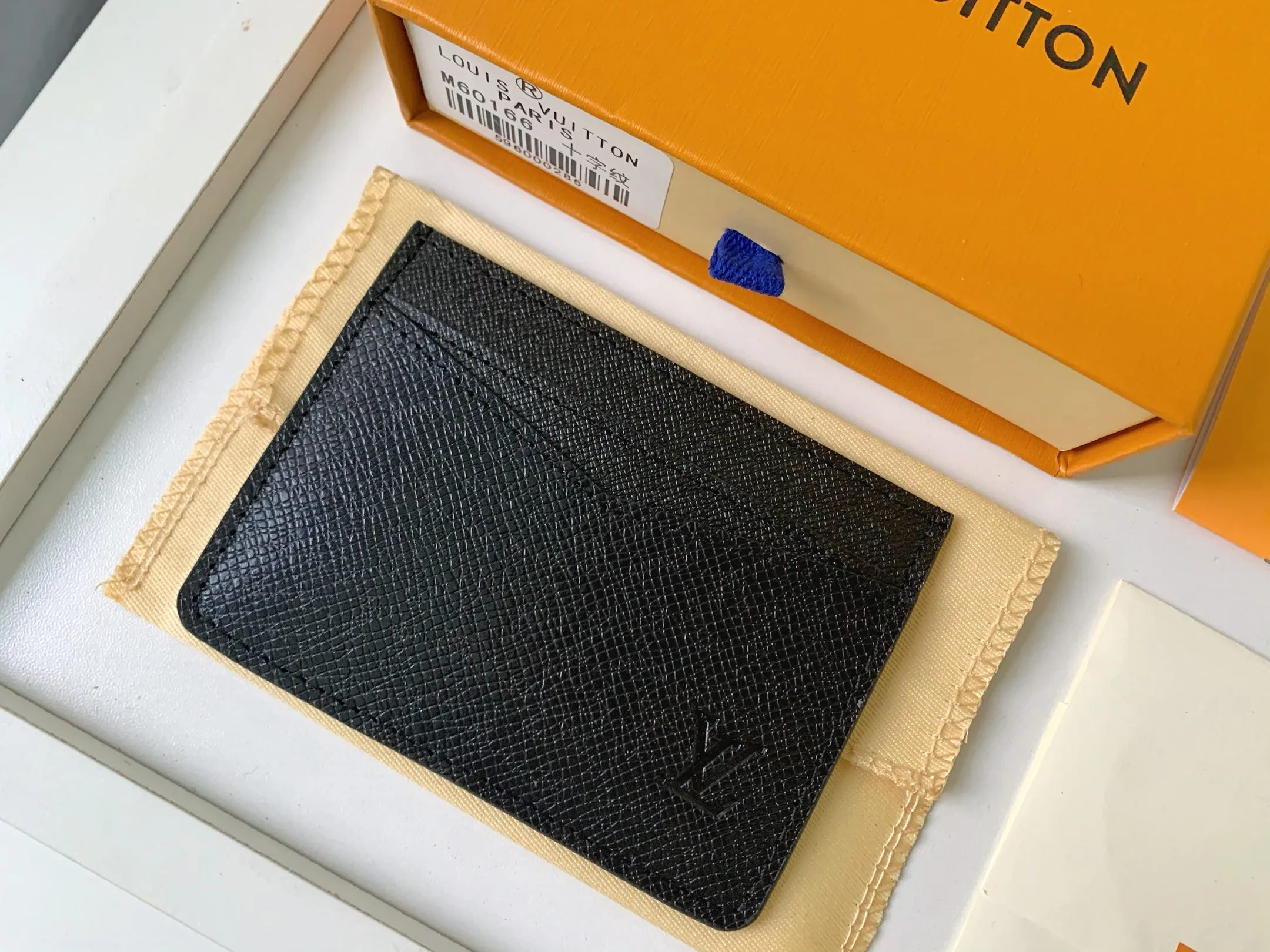 💰80 💎Card Holder Neo Card Holder made of Monogram Macassar canvas is the first choice for carrying important cards. Black leather trim makes the classic Louis Vuitton pattern even more eye-catching. Model: M60166. Size: 7.5*12