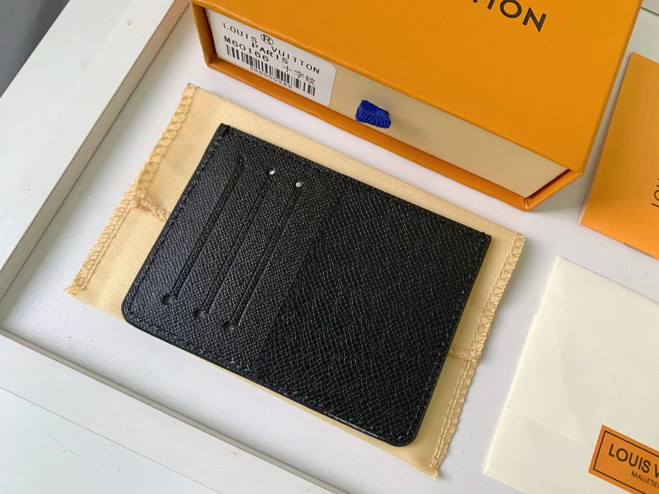 💰80 💎Card Holder Neo Card Holder made of Monogram Macassar canvas is the first choice for carrying important cards. Black leather trim makes the classic Louis Vuitton pattern even more eye-catching. Model: M60166. Size: 7.5*12