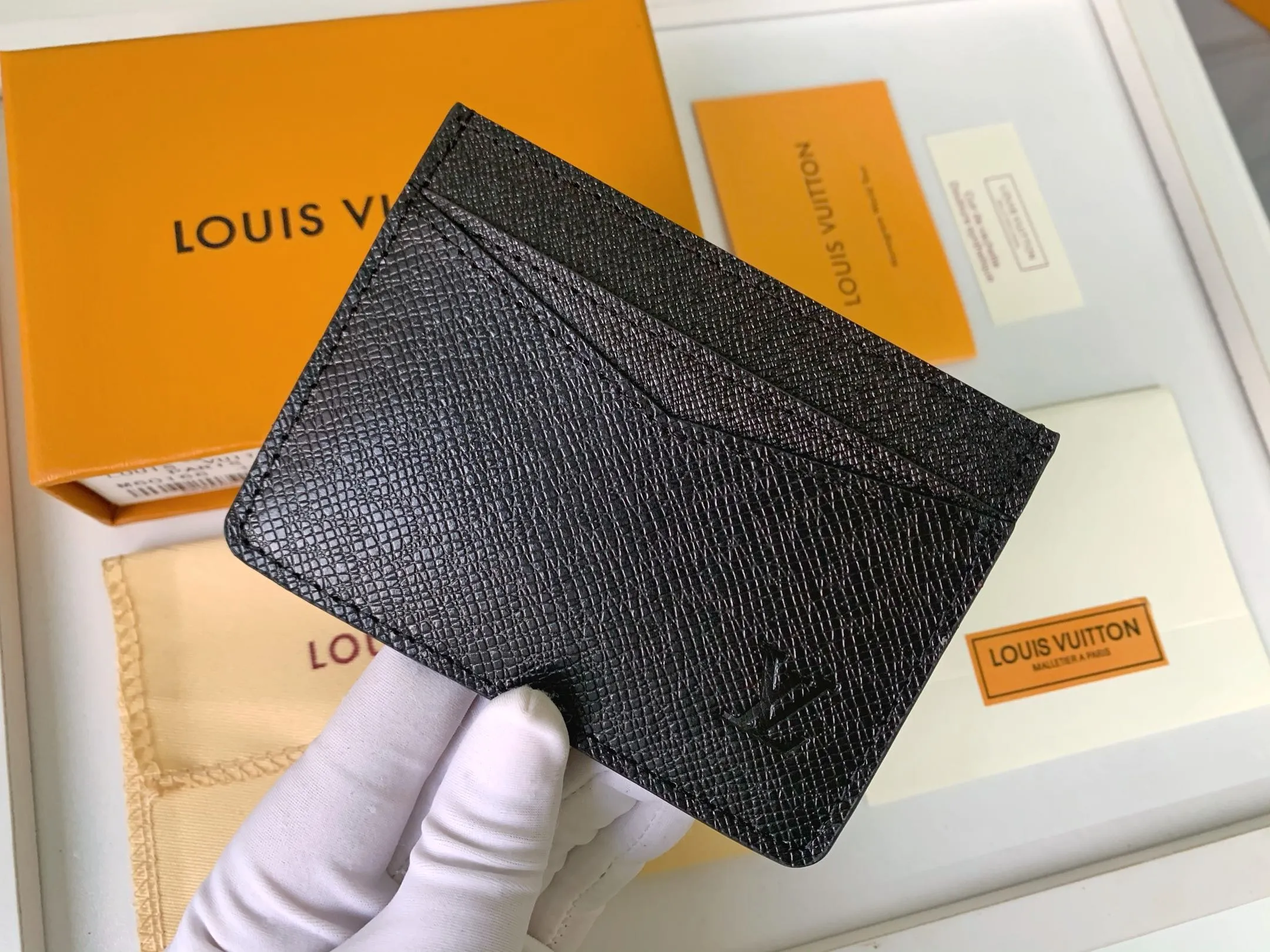 💰80 💎Card Holder Neo Card Holder made of Monogram Macassar canvas is the first choice for carrying important cards. Black leather trim makes the classic Louis Vuitton pattern even more eye-catching. Model: M60166. Size: 7.5*12