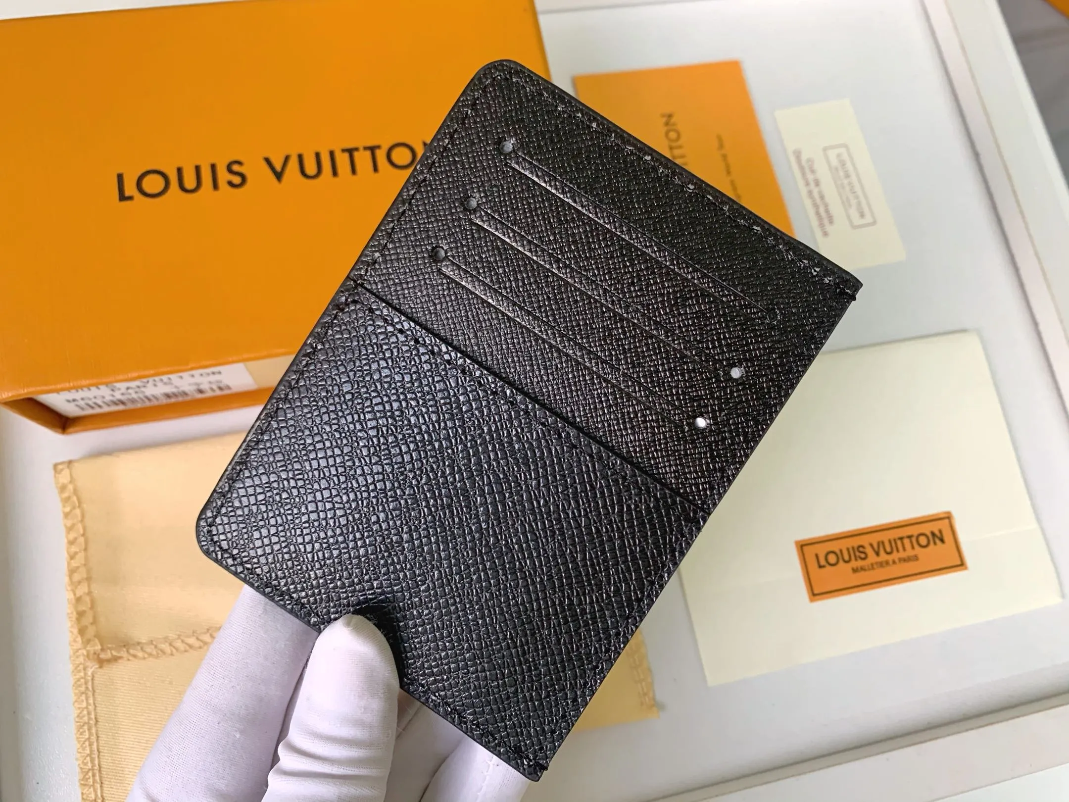 💰80 💎Card Holder Neo Card Holder made of Monogram Macassar canvas is the first choice for carrying important cards. Black leather trim makes the classic Louis Vuitton pattern even more eye-catching. Model: M60166. Size: 7.5*12
