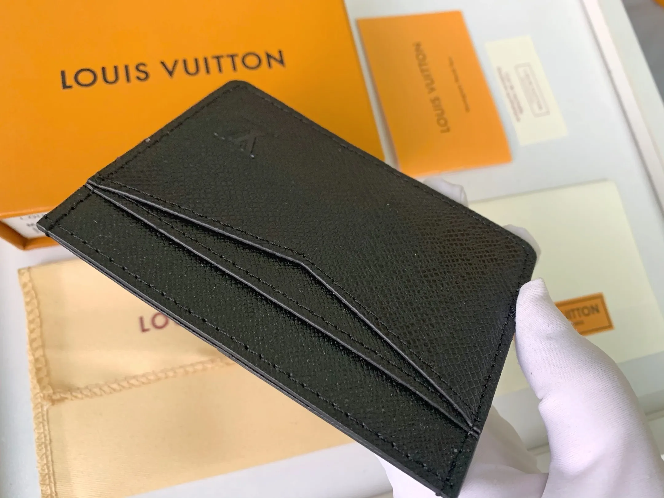 💰80 💎Card Holder Neo Card Holder made of Monogram Macassar canvas is the first choice for carrying important cards. Black leather trim makes the classic Louis Vuitton pattern even more eye-catching. Model: M60166. Size: 7.5*12