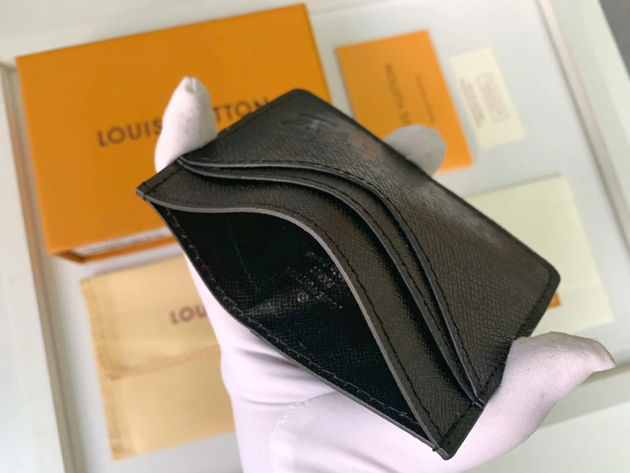 💰80 💎Card Holder Neo Card Holder made of Monogram Macassar canvas is the first choice for carrying important cards. Black leather trim makes the classic Louis Vuitton pattern even more eye-catching. Model: M60166. Size: 7.5*12