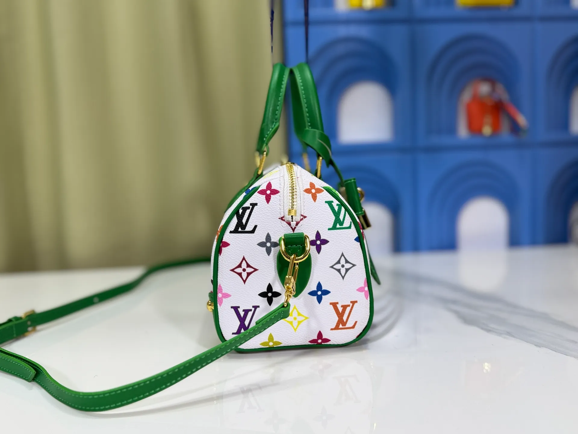 P280 upgraded original M58953 M46234 M46222 Speedy Bandoulière 20 handbag is made of soft coated canvas, and the full-length Monogram pattern is traced in colorful rainbow tones, highlighting the smart style of the Louis Vuitton x Murakami reissue series. The Toron handle and detachable shoulder strap are constructed of cow leather, the metal corners recall classic luggage elements, and the bow-shaped key bag and padlock add brand touches. Dimensions: 20.5 x 13.5 x 12.0 cm (length x height x width)