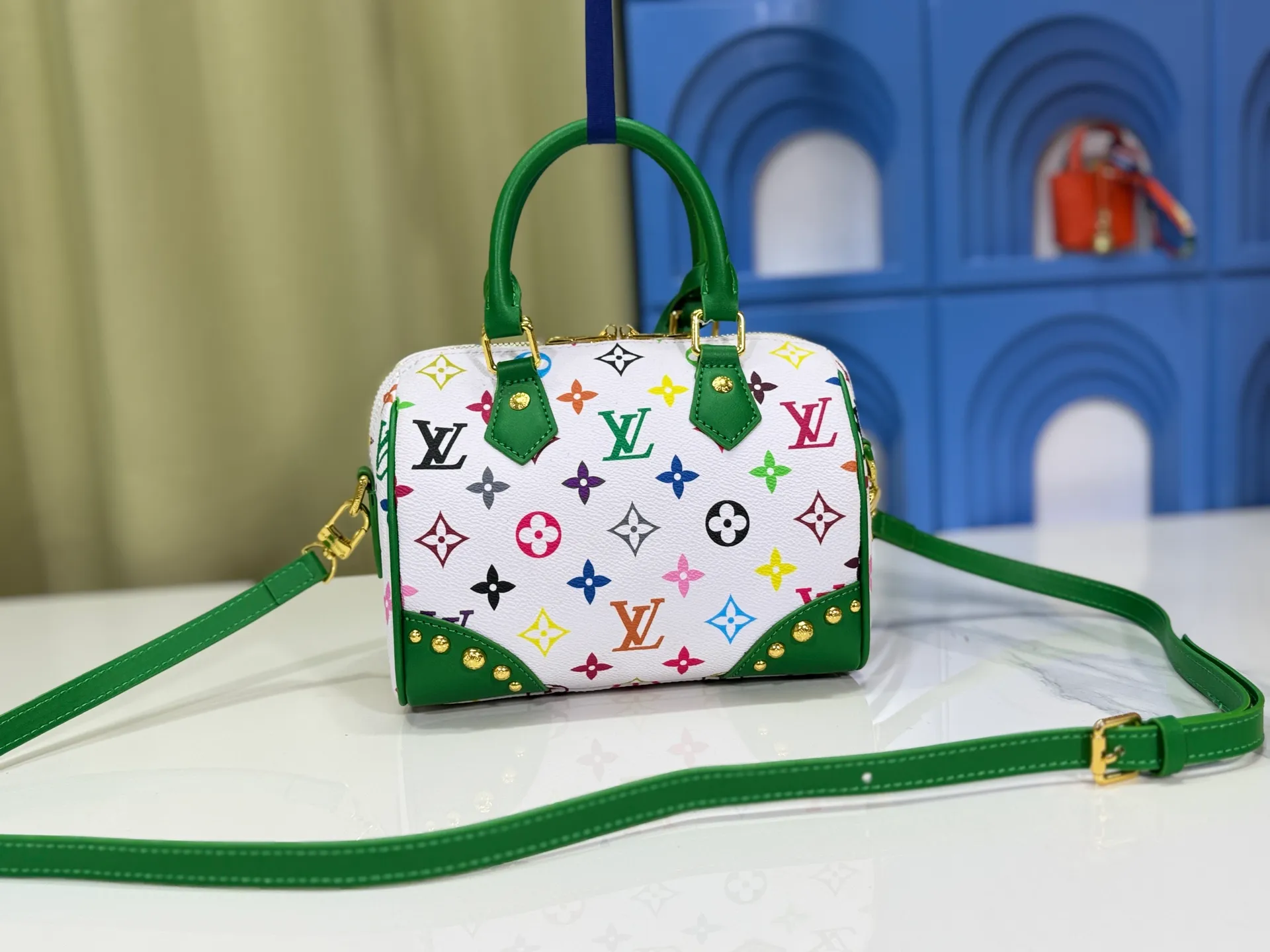 P280 upgraded original M58953 M46234 M46222 Speedy Bandoulière 20 handbag is made of soft coated canvas, and the full-length Monogram pattern is traced in colorful rainbow tones, highlighting the smart style of the Louis Vuitton x Murakami reissue series. The Toron handle and detachable shoulder strap are constructed of cow leather, the metal corners recall classic luggage elements, and the bow-shaped key bag and padlock add brand touches. Dimensions: 20.5 x 13.5 x 12.0 cm (length x height x width)