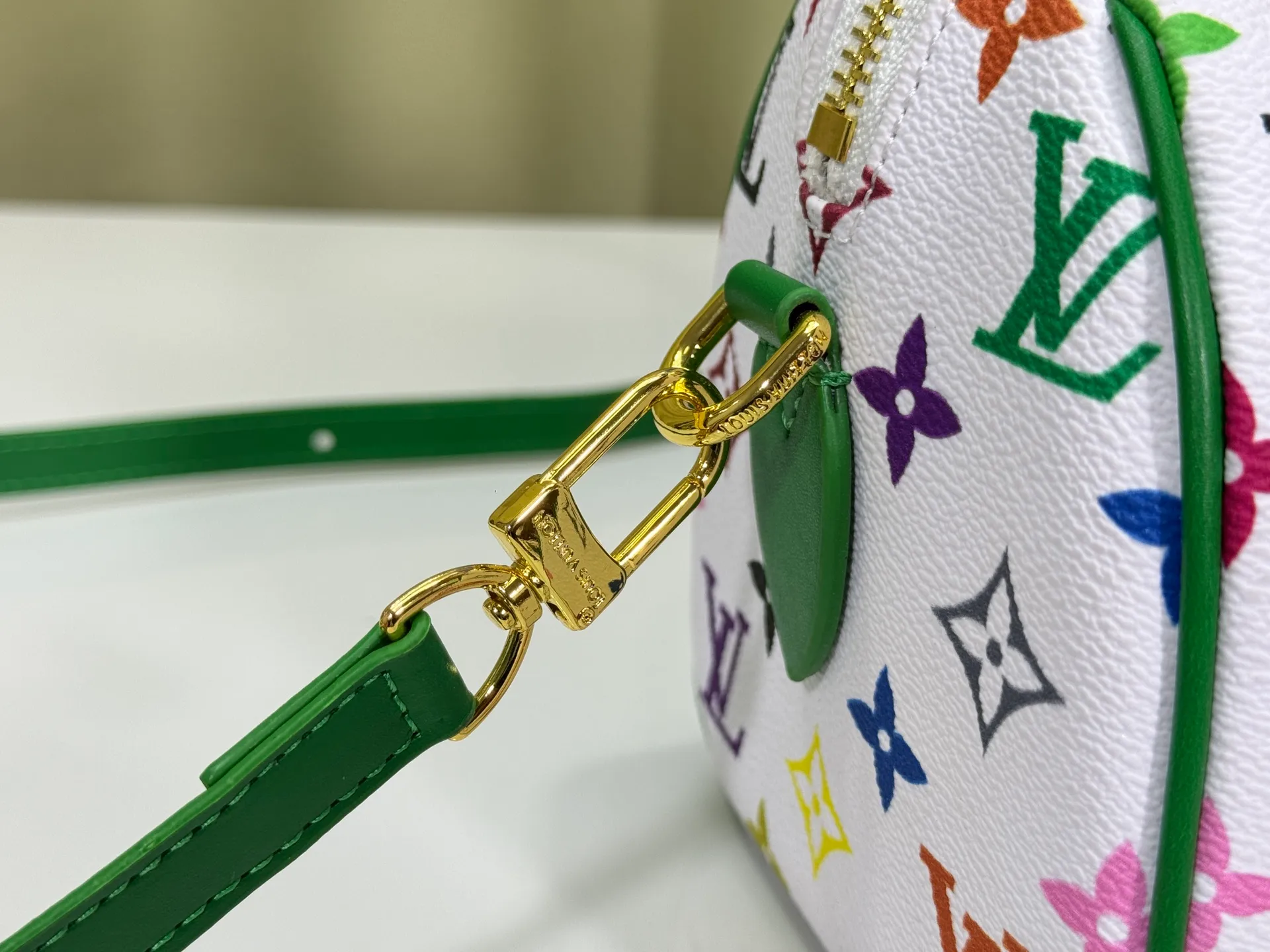 P280 upgraded original M58953 M46234 M46222 Speedy Bandoulière 20 handbag is made of soft coated canvas, and the full-length Monogram pattern is traced in colorful rainbow tones, highlighting the smart style of the Louis Vuitton x Murakami reissue series. The Toron handle and detachable shoulder strap are constructed of cow leather, the metal corners recall classic luggage elements, and the bow-shaped key bag and padlock add brand touches. Dimensions: 20.5 x 13.5 x 12.0 cm (length x height x width)