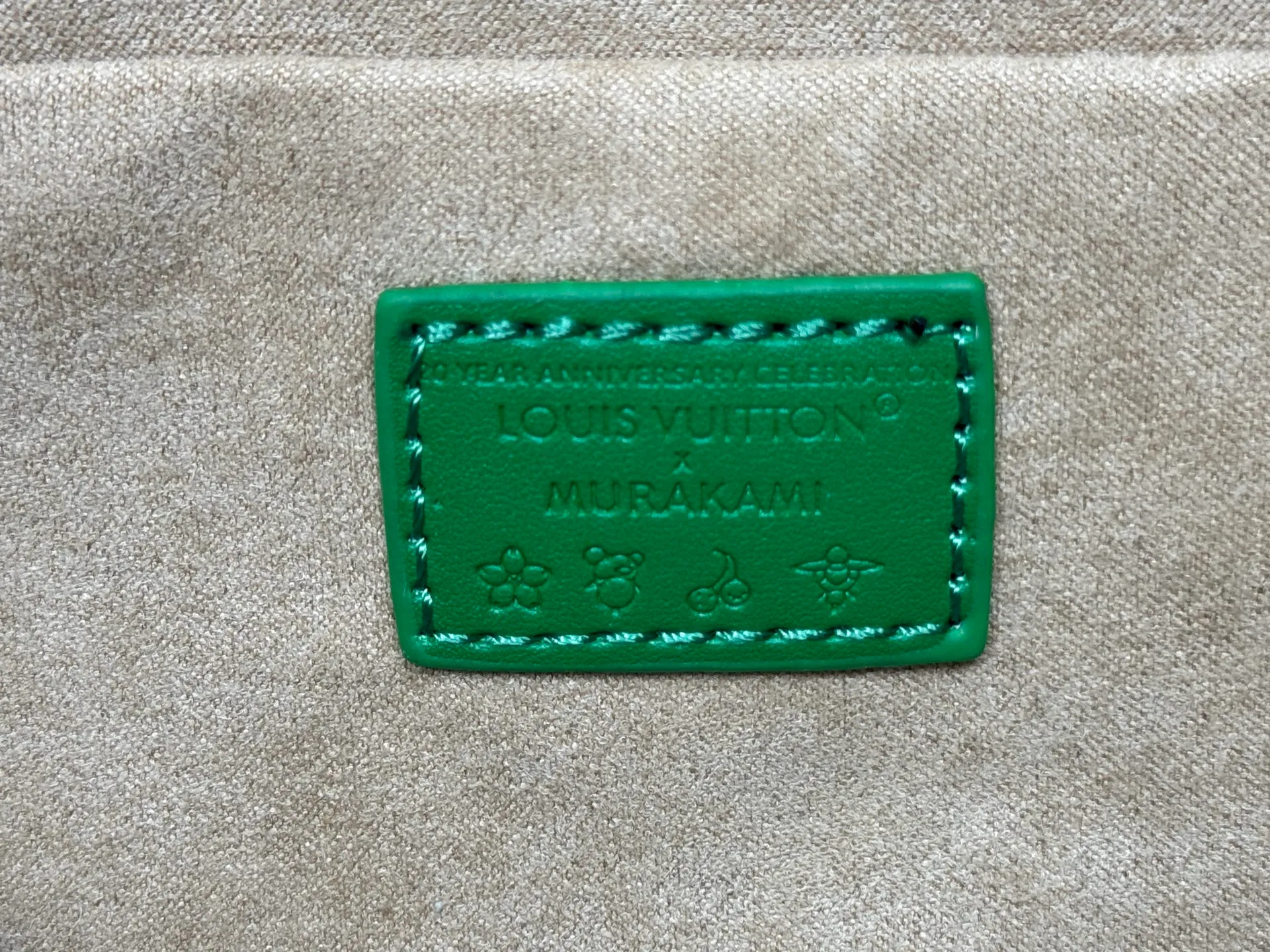 P280 upgraded original M58953 M46234 M46222 Speedy Bandoulière 20 handbag is made of soft coated canvas, and the full-length Monogram pattern is traced in colorful rainbow tones, highlighting the smart style of the Louis Vuitton x Murakami reissue series. The Toron handle and detachable shoulder strap are constructed of cow leather, the metal corners recall classic luggage elements, and the bow-shaped key bag and padlock add brand touches. Dimensions: 20.5 x 13.5 x 12.0 cm (length x height x width)