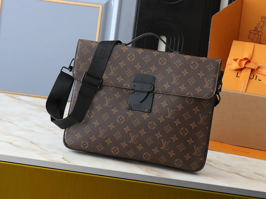 💰260💰Upgraded original [M20835 embossed. Black flower. Presbyopia] S-Lock briefcase is made of Taurillon Monogram cow leather with a restrained configuration, providing a safe choice for contemporary business people based on traditional design. The magnetic clasp is derived from Louis Vuitton's classic trunk lock and comes with an adjustable shoulder strap. Dimensions: 39 x 30 x 8cm