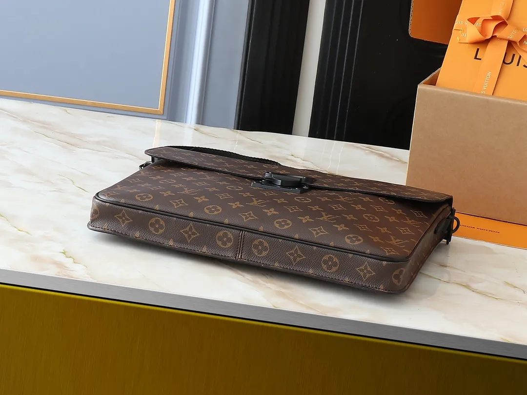 💰260💰Upgraded original [M20835 embossed. Black flower. Presbyopia] S-Lock briefcase is made of Taurillon Monogram cow leather with a restrained configuration, providing a safe choice for contemporary business people based on traditional design. The magnetic clasp is derived from Louis Vuitton's classic trunk lock and comes with an adjustable shoulder strap. Dimensions: 39 x 30 x 8cm