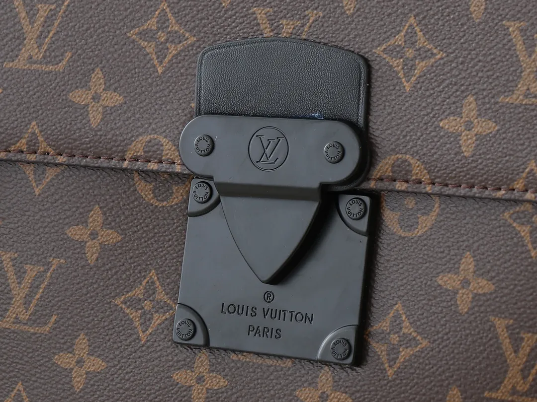 💰260💰Upgraded original [M20835 embossed. Black flower. Presbyopia] S-Lock briefcase is made of Taurillon Monogram cow leather with a restrained configuration, providing a safe choice for contemporary business people based on traditional design. The magnetic clasp is derived from Louis Vuitton's classic trunk lock and comes with an adjustable shoulder strap. Dimensions: 39 x 30 x 8cm