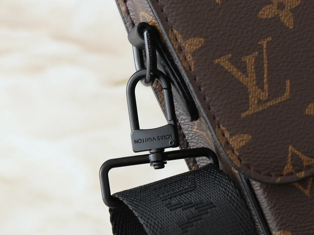 💰260💰Upgraded original [M20835 embossed. Black flower. Presbyopia] S-Lock briefcase is made of Taurillon Monogram cow leather with a restrained configuration, providing a safe choice for contemporary business people based on traditional design. The magnetic clasp is derived from Louis Vuitton's classic trunk lock and comes with an adjustable shoulder strap. Dimensions: 39 x 30 x 8cm