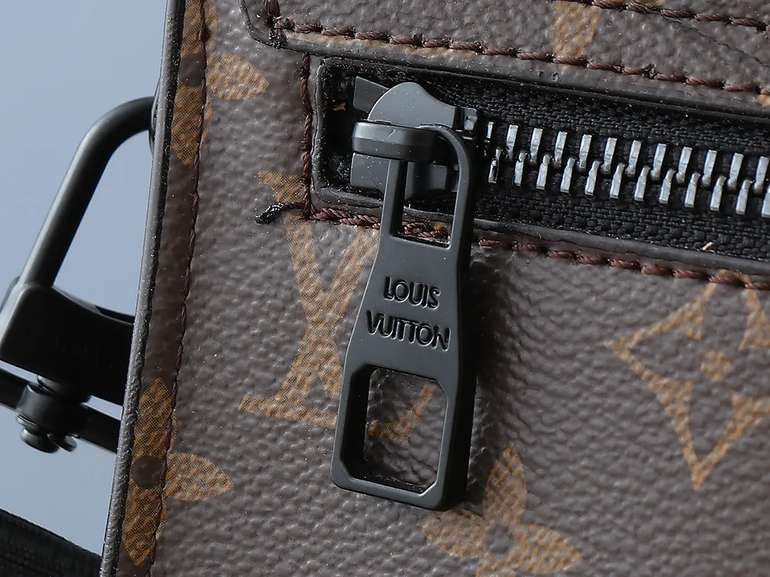💰260💰Upgraded original [M20835 embossed. Black flower. Presbyopia] S-Lock briefcase is made of Taurillon Monogram cow leather with a restrained configuration, providing a safe choice for contemporary business people based on traditional design. The magnetic clasp is derived from Louis Vuitton's classic trunk lock and comes with an adjustable shoulder strap. Dimensions: 39 x 30 x 8cm