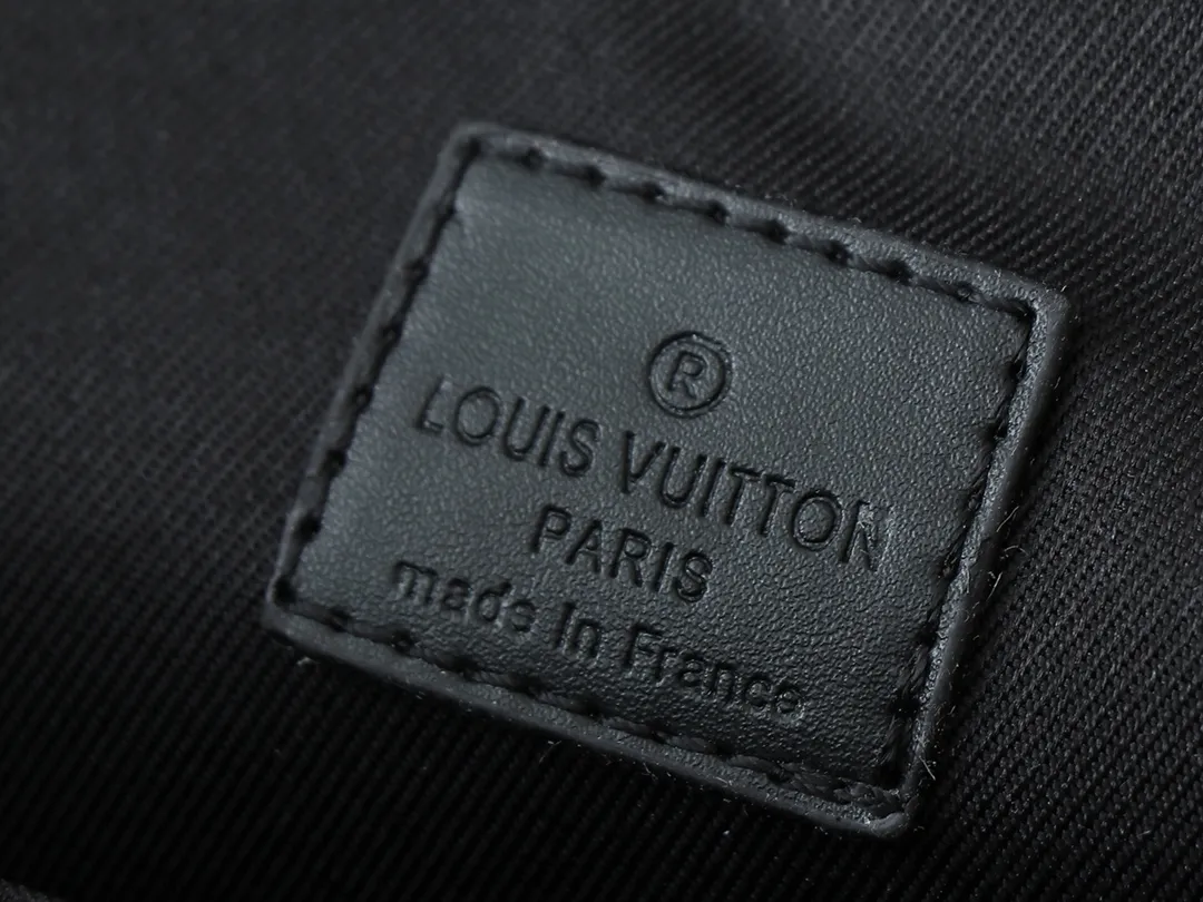 💰260💰Upgraded original [M20835 embossed. Black flower. Presbyopia] S-Lock briefcase is made of Taurillon Monogram cow leather with a restrained configuration, providing a safe choice for contemporary business people based on traditional design. The magnetic clasp is derived from Louis Vuitton's classic trunk lock and comes with an adjustable shoulder strap. Dimensions: 39 x 30 x 8cm