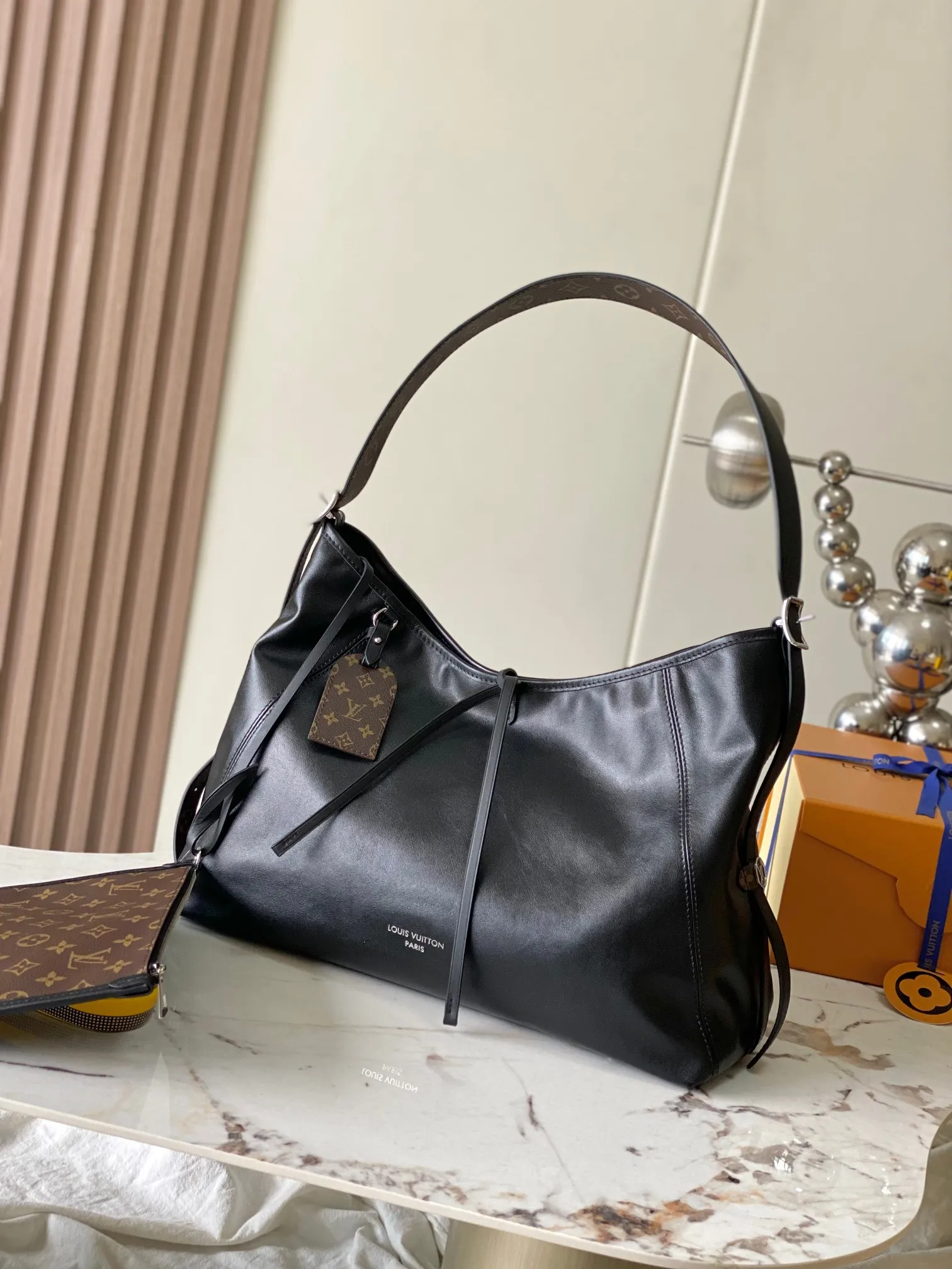 p2360 [Special grade transcoding chip MB original leather] CARRYALL DARK medium handbag Model: M25143 dynamic chip Material: A+ grade all-steel hardware, imported original sheepskin Packing: full set of special duty-free MB packaging Size: 39x30x15cm