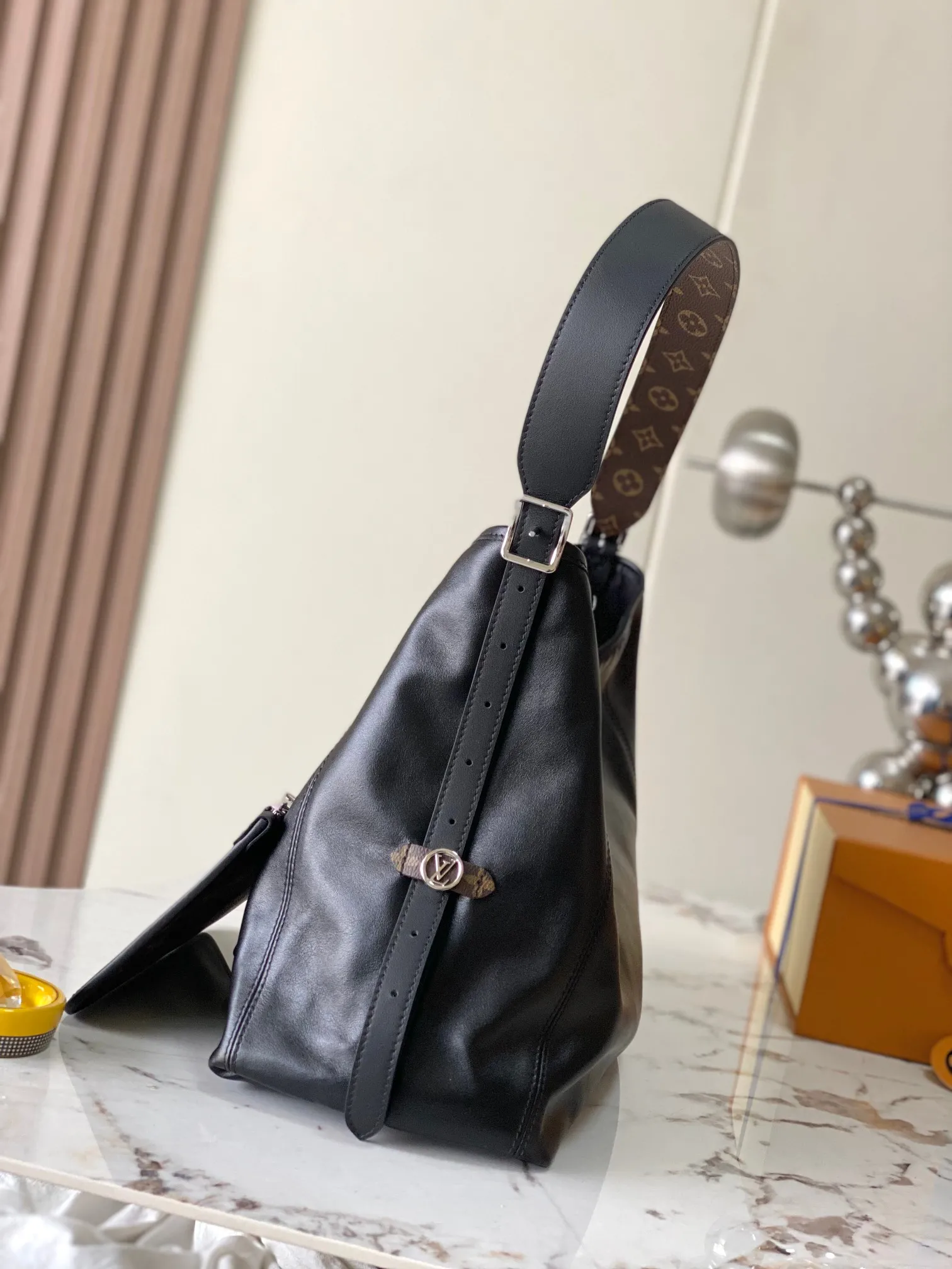 p2360 [Special grade transcoding chip MB original leather] CARRYALL DARK medium handbag Model: M25143 dynamic chip Material: A+ grade all-steel hardware, imported original sheepskin Packing: full set of special duty-free MB packaging Size: 39x30x15cm