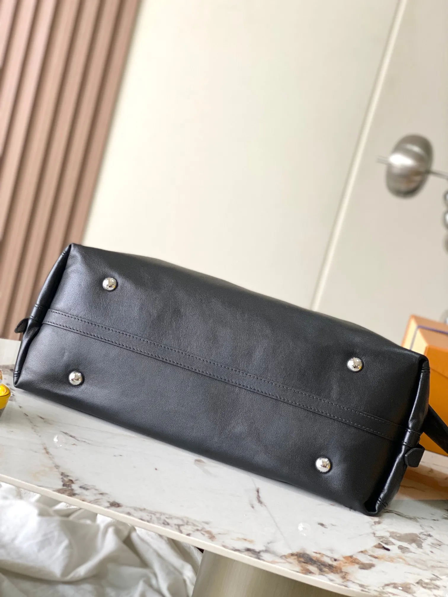 p2360 [Special grade transcoding chip MB original leather] CARRYALL DARK medium handbag Model: M25143 dynamic chip Material: A+ grade all-steel hardware, imported original sheepskin Packing: full set of special duty-free MB packaging Size: 39x30x15cm