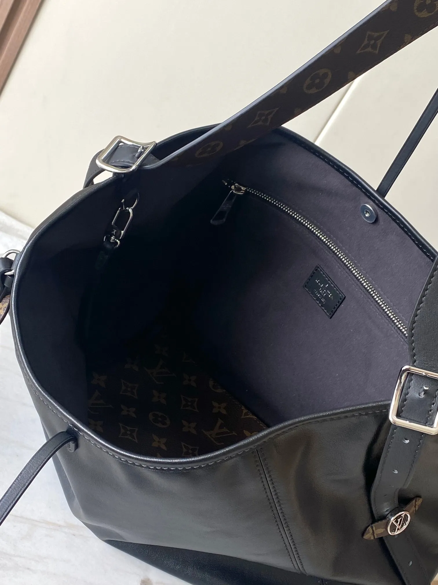 p2360 [Special grade transcoding chip MB original leather] CARRYALL DARK medium handbag Model: M25143 dynamic chip Material: A+ grade all-steel hardware, imported original sheepskin Packing: full set of special duty-free MB packaging Size: 39x30x15cm