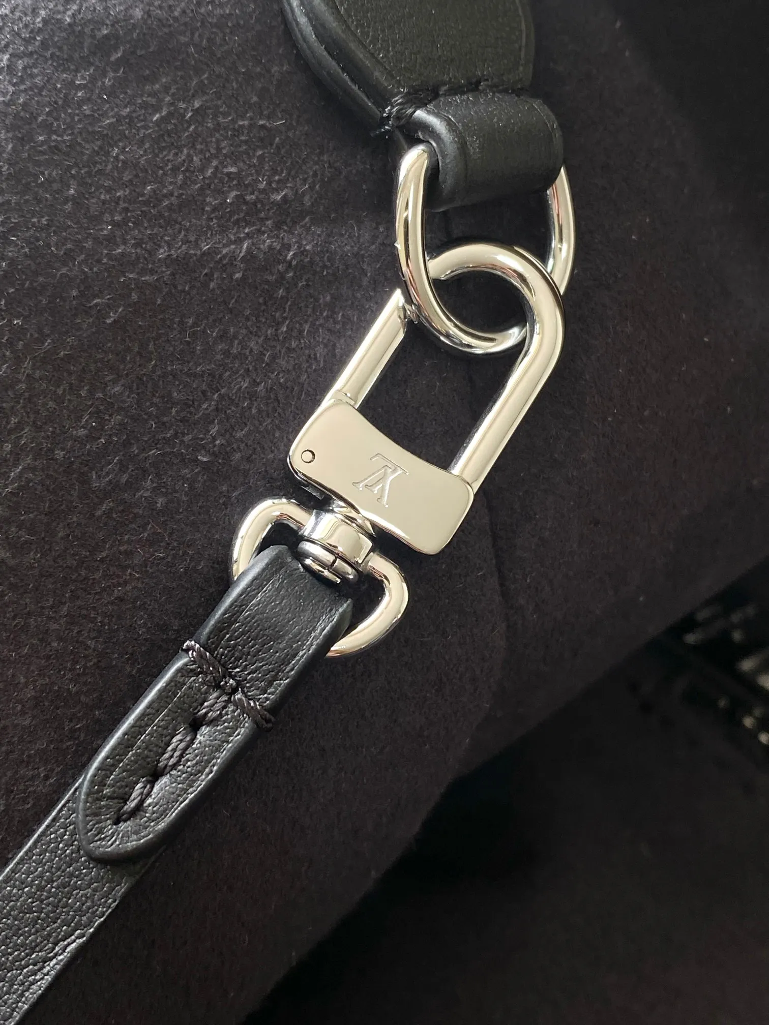 p2360 [Special grade transcoding chip MB original leather] CARRYALL DARK medium handbag Model: M25143 dynamic chip Material: A+ grade all-steel hardware, imported original sheepskin Packing: full set of special duty-free MB packaging Size: 39x30x15cm