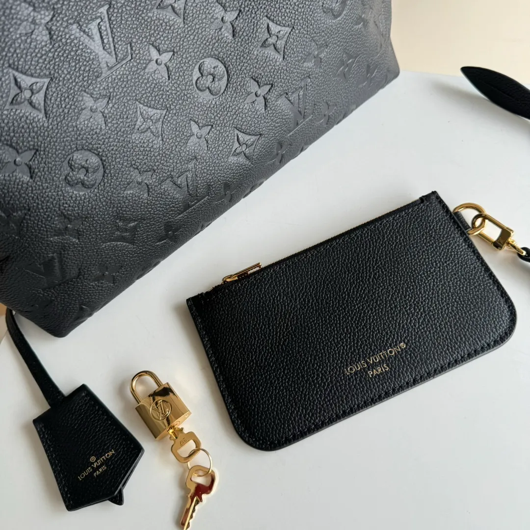 p1440 [Equipped with a full set of packaging at the MB counter] Special-grade original order with upgraded hardware, physical photo 🔝SAC SPORT handbag milk white M46609 gram M46610Sac Sport handbag is made of soft Monogram Empreinte embossed leather to create a curved outline, paying tribute to the archive design with retro configuration and exquisite details. Plenty of space makes it easy to carry your daily needs, and the adjustable handle allows for a variety of carrying methods. Size: 27*22*10.5