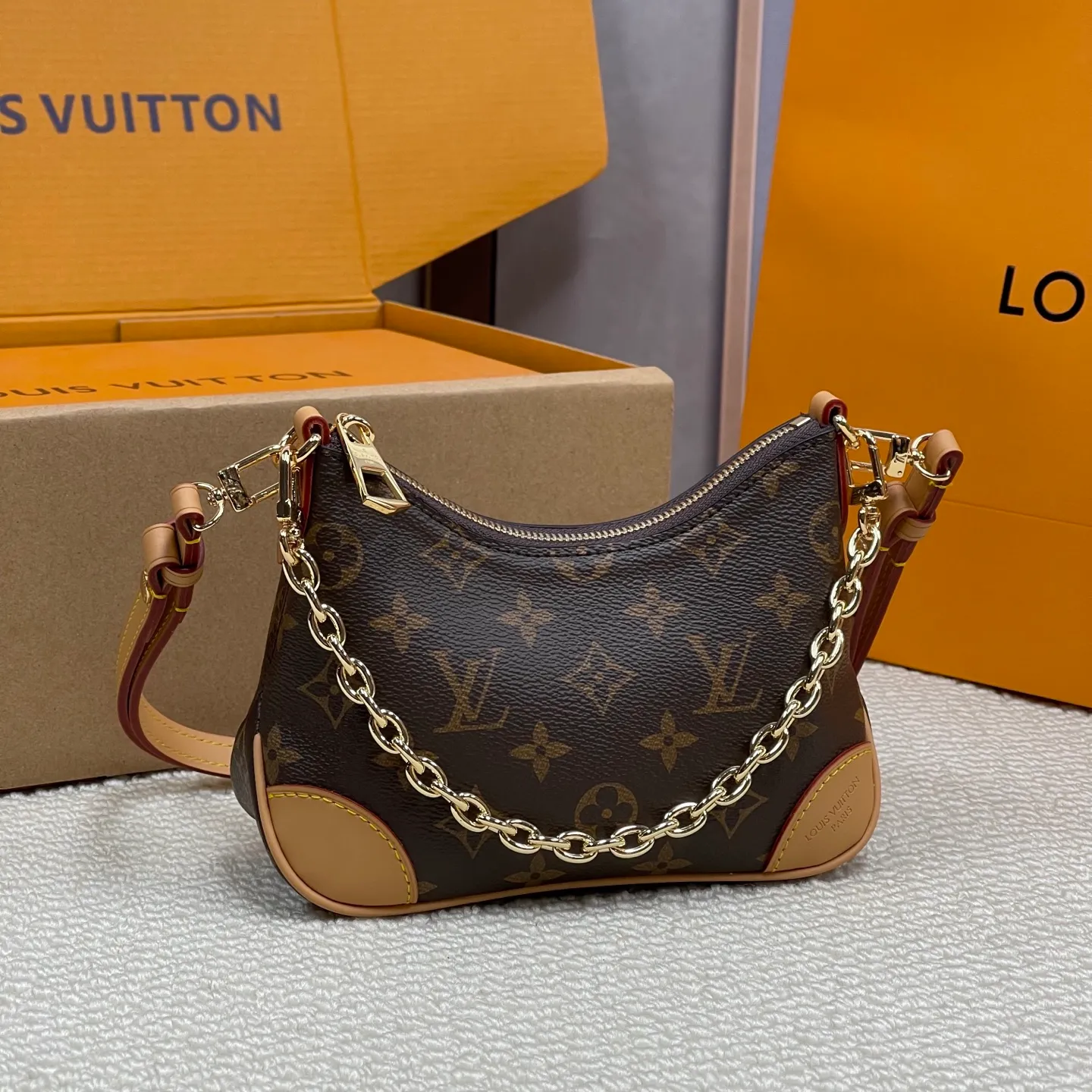 [Upgraded version] P480💰Upgraded version ·High quality·Steel version·With complete packaging💖New horns·BBM45800❣️Boulogne handbag is made of classic Monogram canvas, equipped with double zippers and a spacious inner patch pocket that can accommodate iPhone 12 Pro mobile phone. The shoulder strap allows for long or short shoulder and cross-body wear options, and can be removed to transform into a small chain bag or clutch. 19*14*7.5
